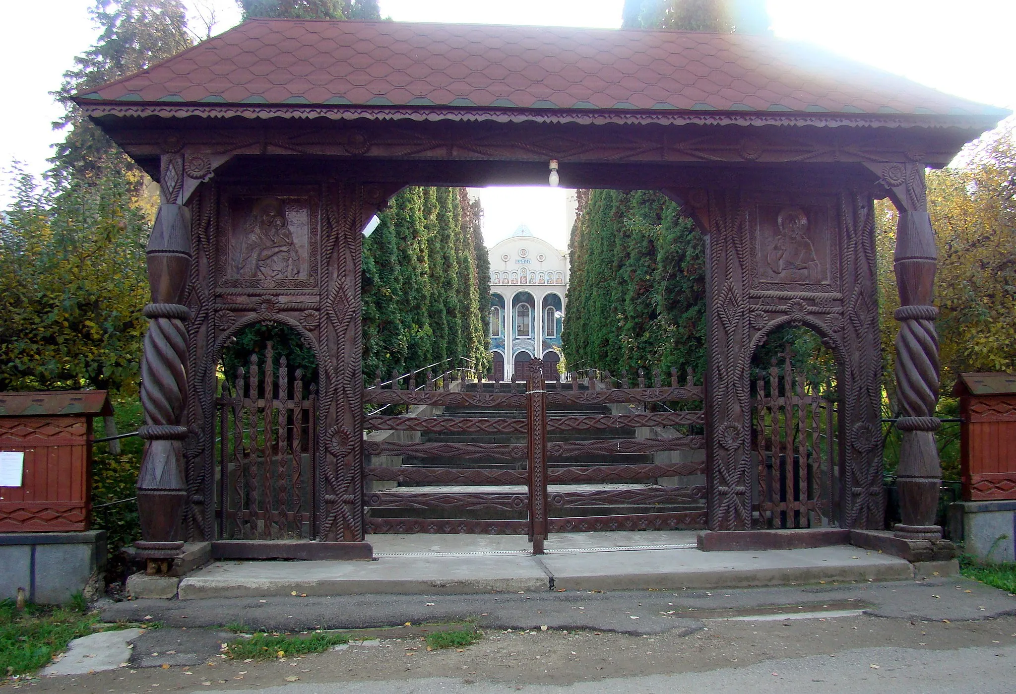 Photo showing: Biserica ortodoxă „Sfinții Arhangheli Mihail și Gavril" din Satu Nou de Sus