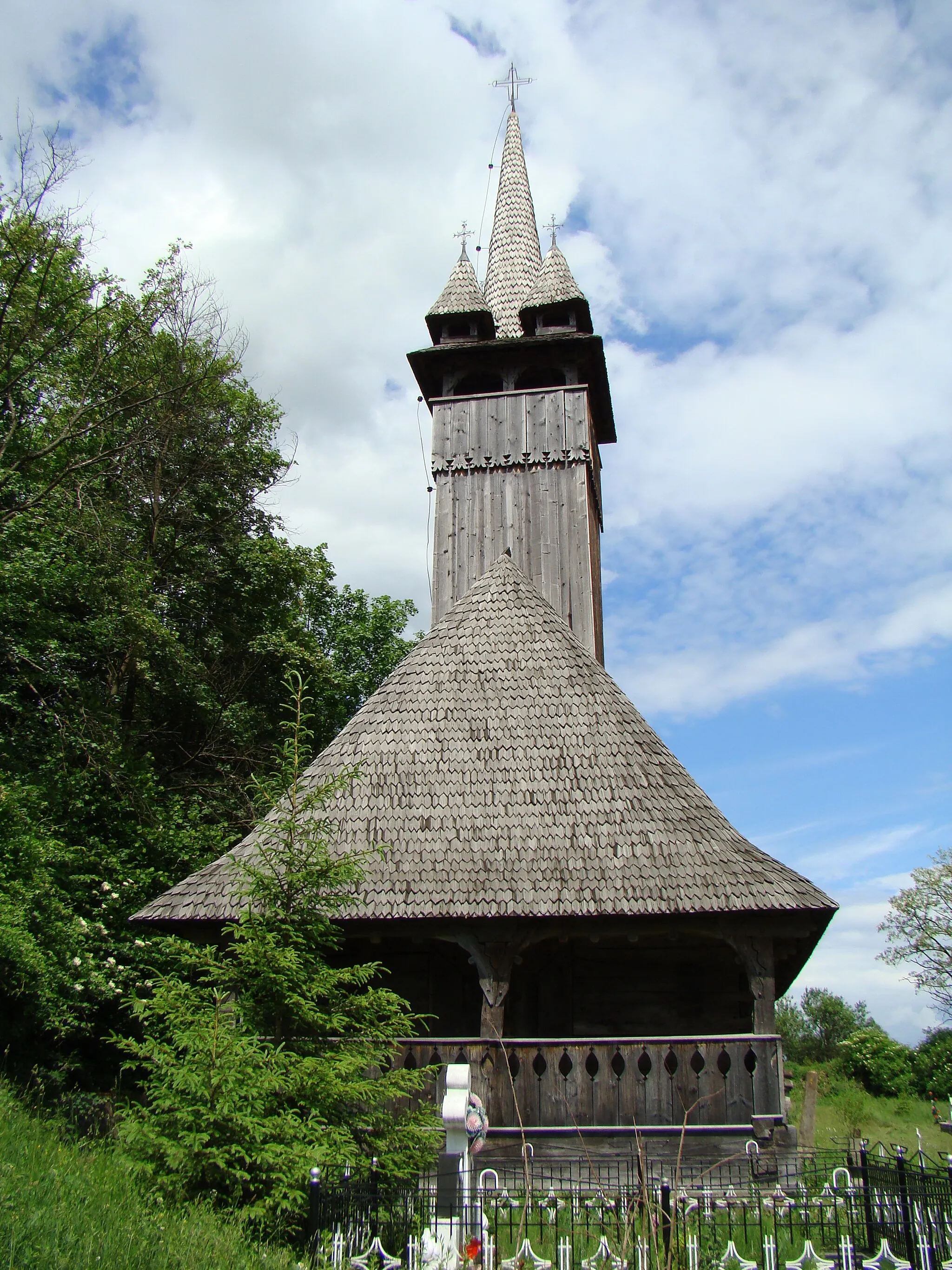 Photo showing: Wooden church Sf.Arhangheli in Răzoare