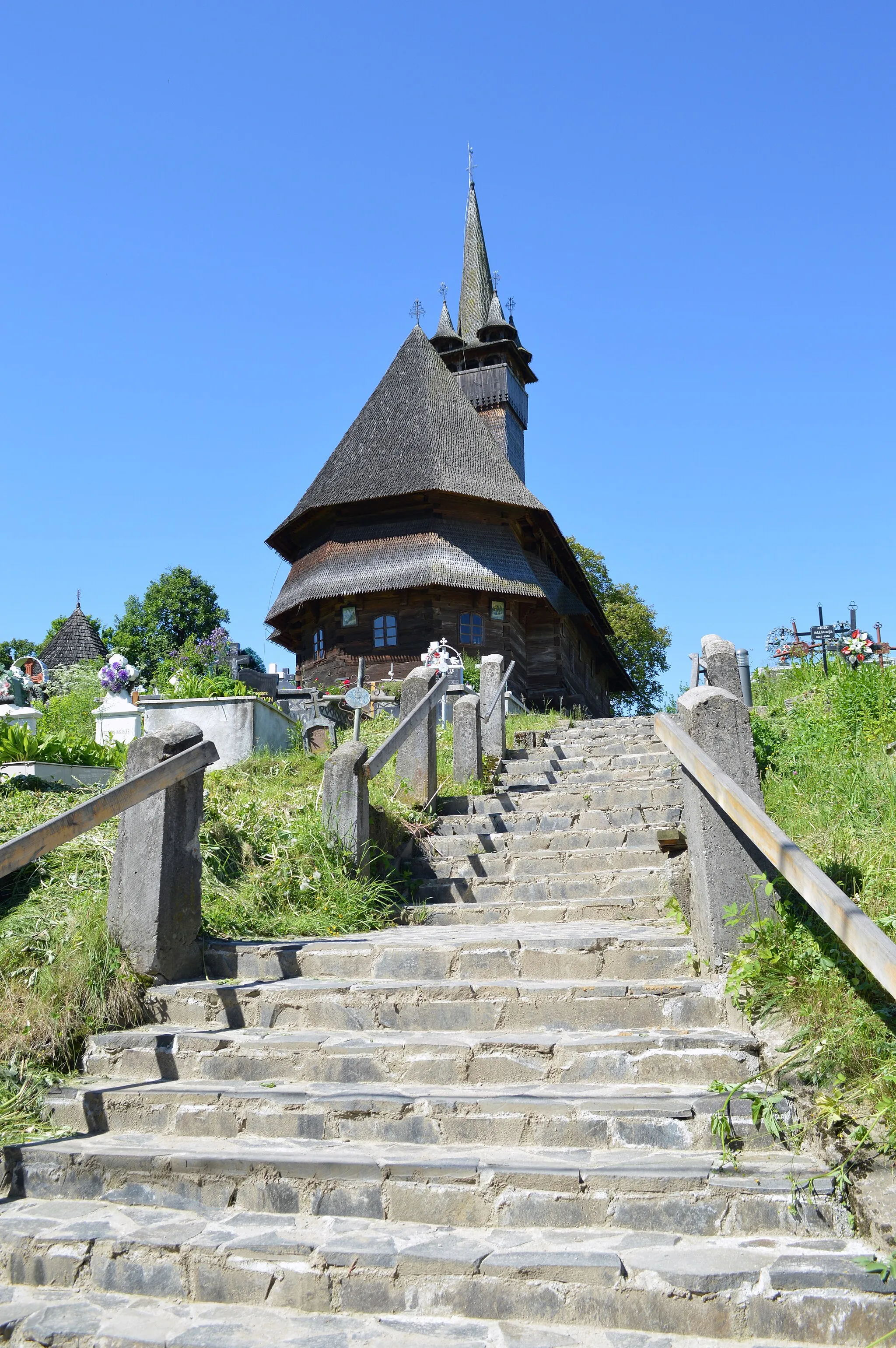 Photo showing: Up the steps to Budești Josani wooden church, Budești, 2017