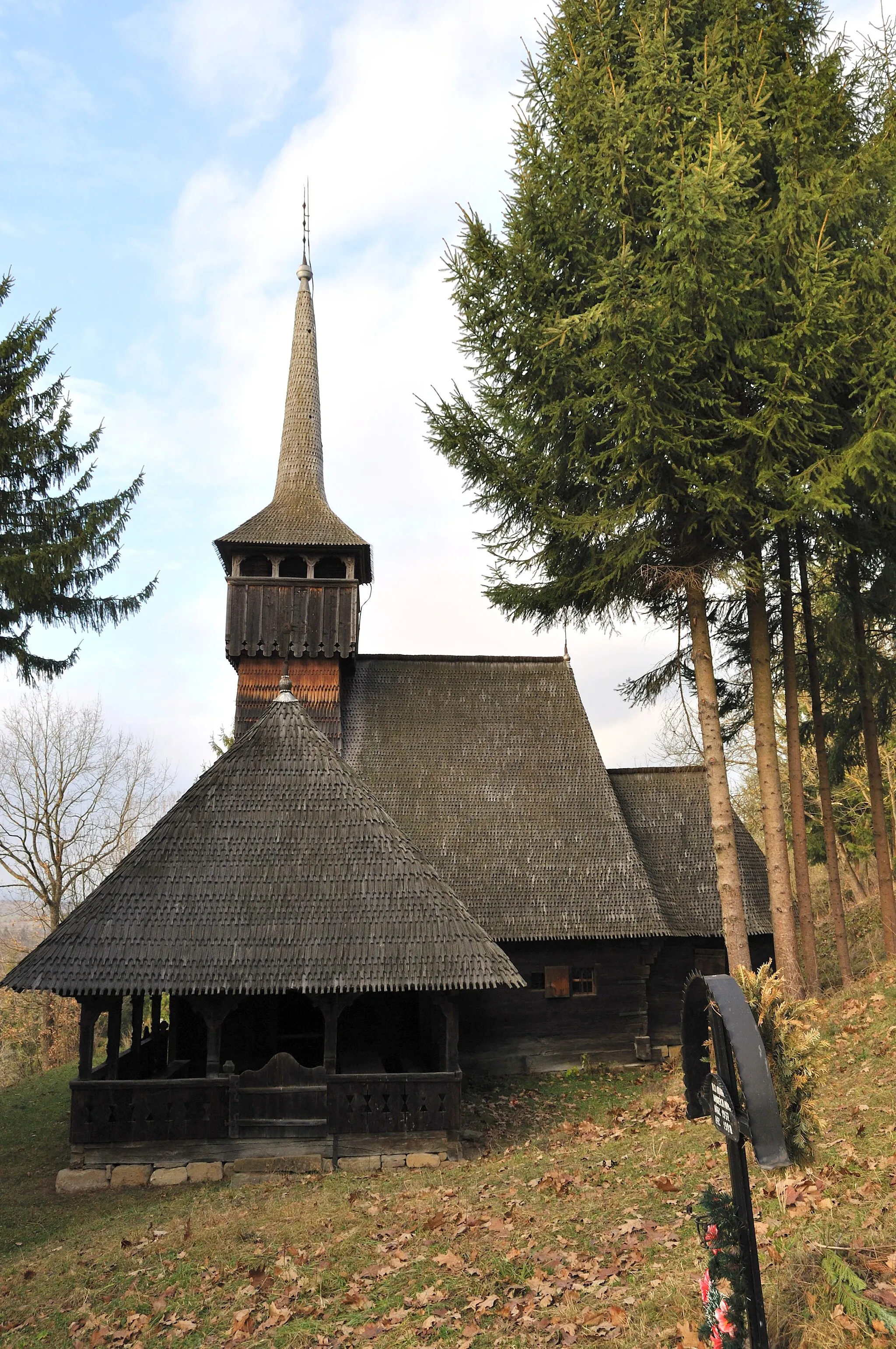 Photo showing: Biserica de lemn „Nașterea Maicii Domnului” din Călinești-Căeni, județul Maramureș