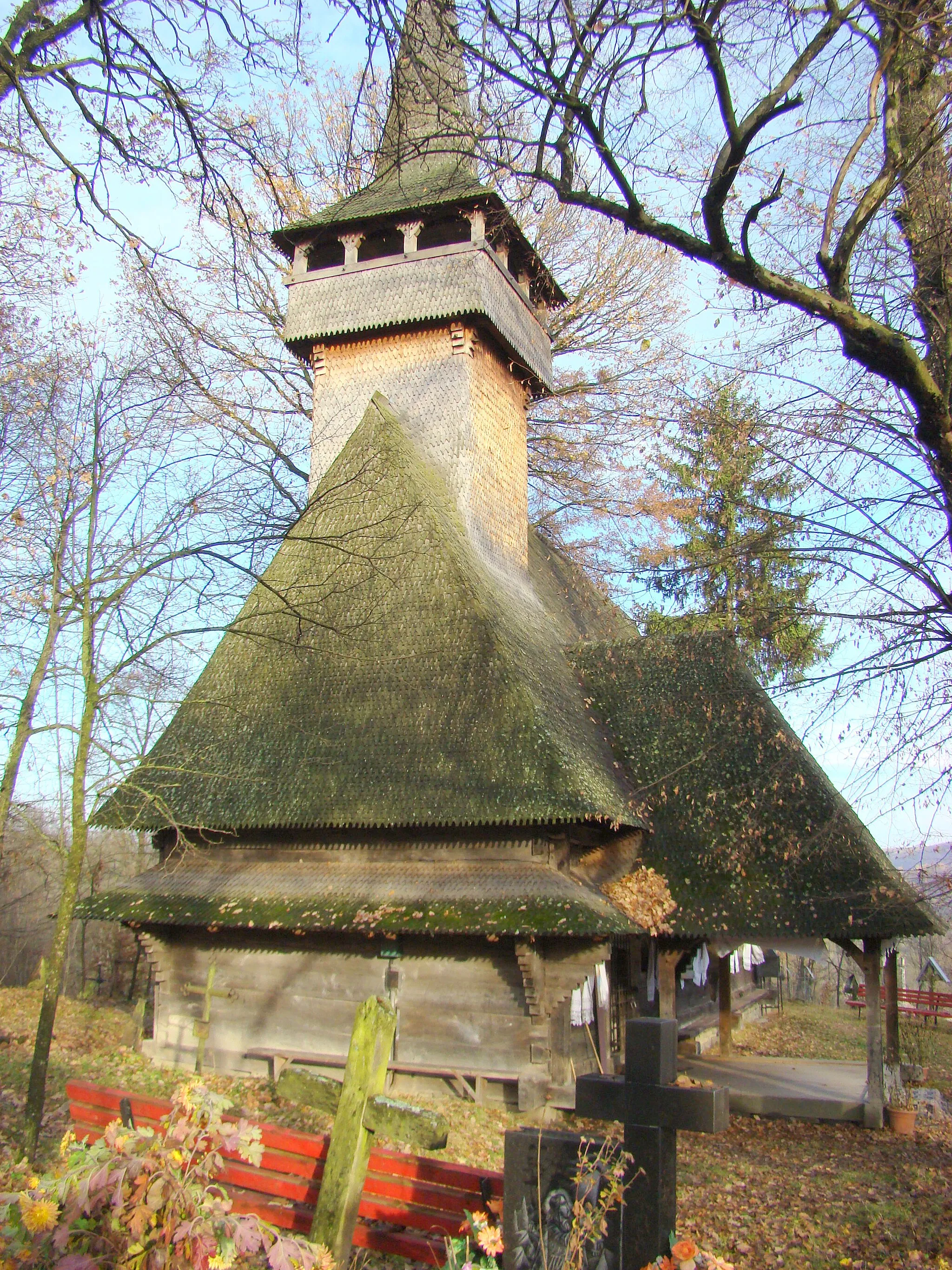 Photo showing: Wooden church of the Nativity of Mary in Hărnicești, Maramureș County, Romania