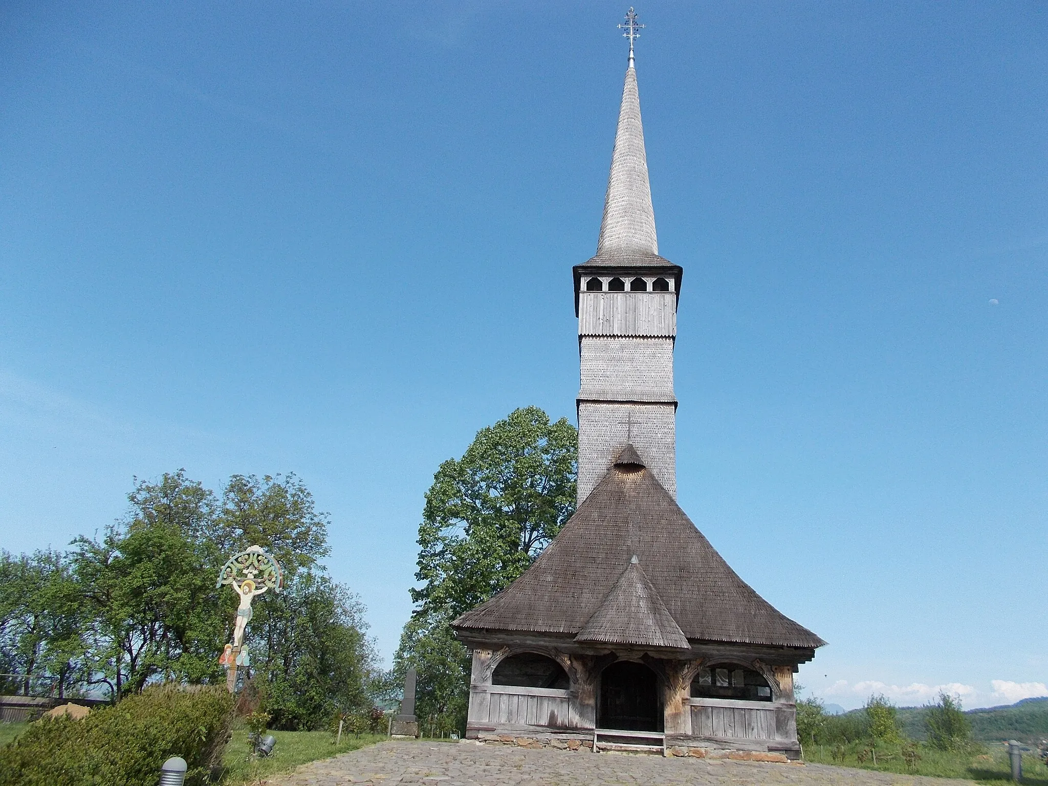 Photo showing: Wooden church in Remetea Chioarului village, Maramureș County, Romania

This is a photo of a historic monument in județul Maramureș, classified with number MM-II-a-A-04614.