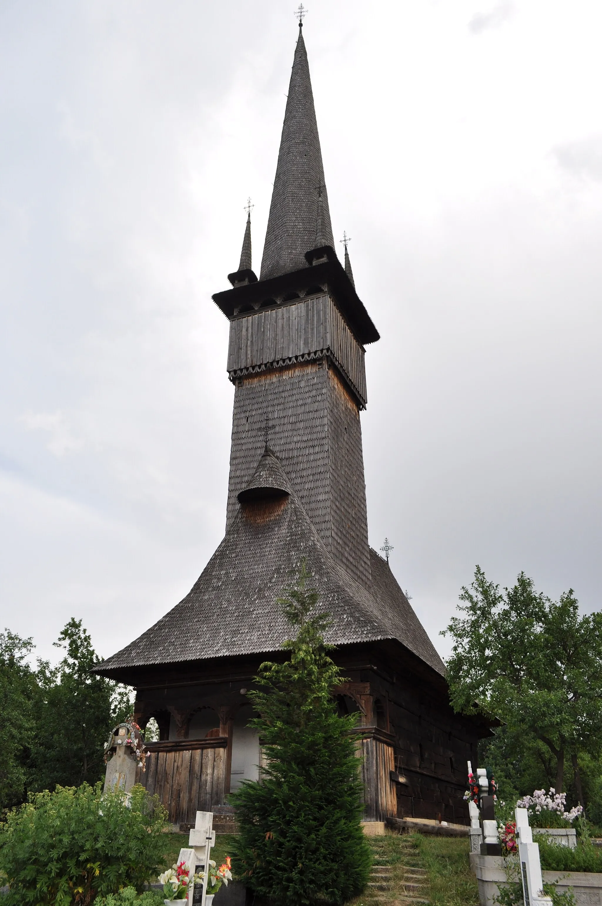 Photo showing: Biserica de lemn "Sfinții Arhangheli Mihail şi Gavril", sat PLOPIŞ; comuna ŞIŞEŞTI