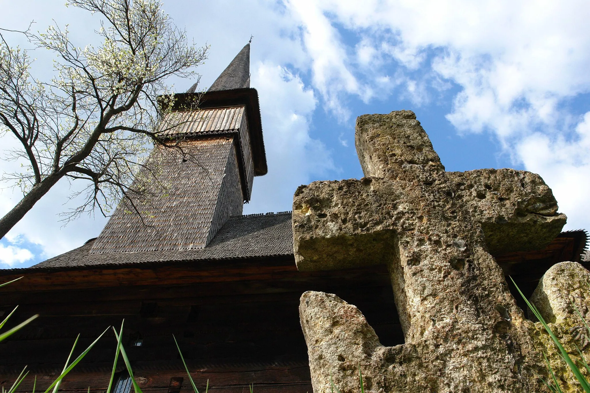 Photo showing: Română: Biserica de lemn "Sfinții Arhangheli Mihail şi Gavril", sat PLOPIŞ; comuna ŞIŞEŞTI
Monument istoric.svg

județul Maramureș, MM-II-m-A-04604