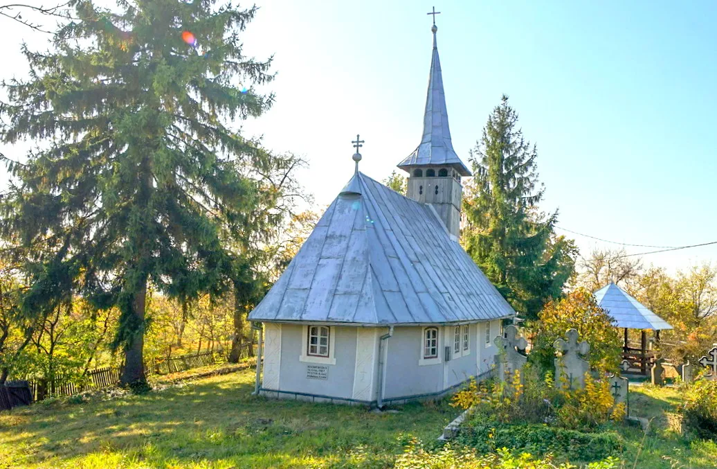 Photo showing: Wooden church in Dealu Corbului, Maramureș County, Romania