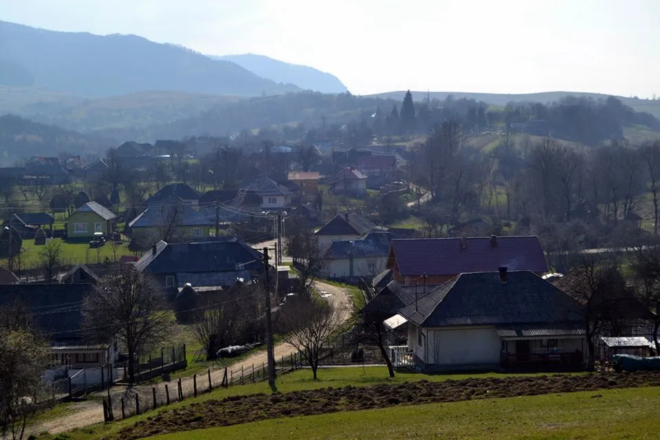 Photo showing: Vedere asupra satului Peteritea, Județul Maramureș.