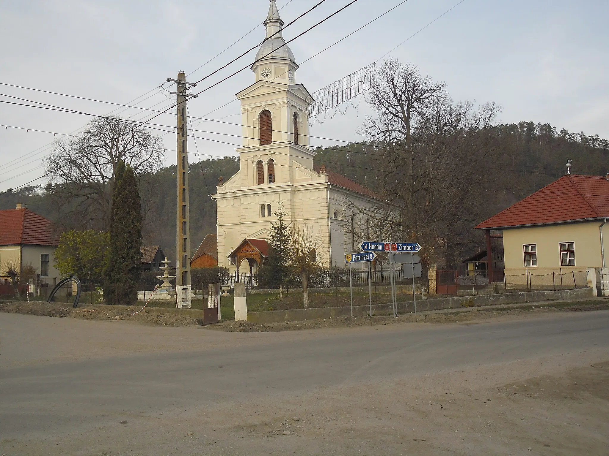 Photo showing: l'égilse réformé de Almasu dans le centre du village