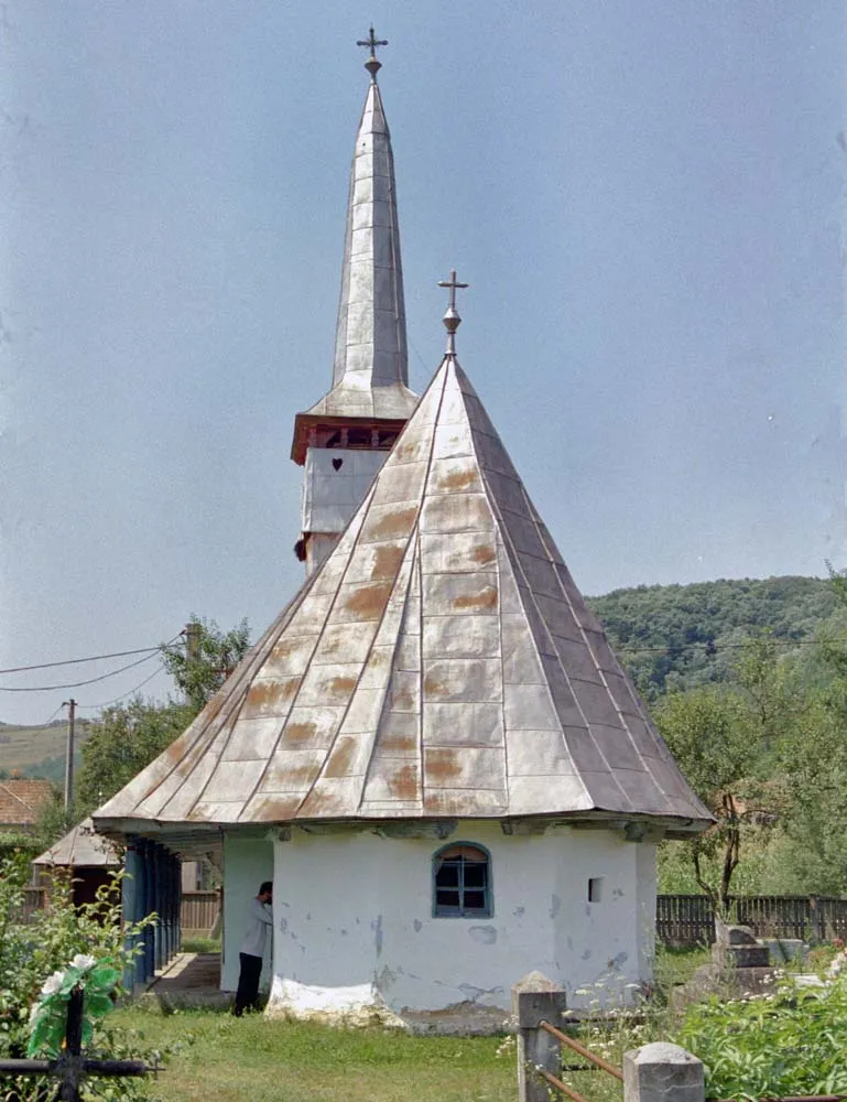Photo showing: Biserica de lemn din Chechiş, Sălaj. Vedere din dosul altarului.