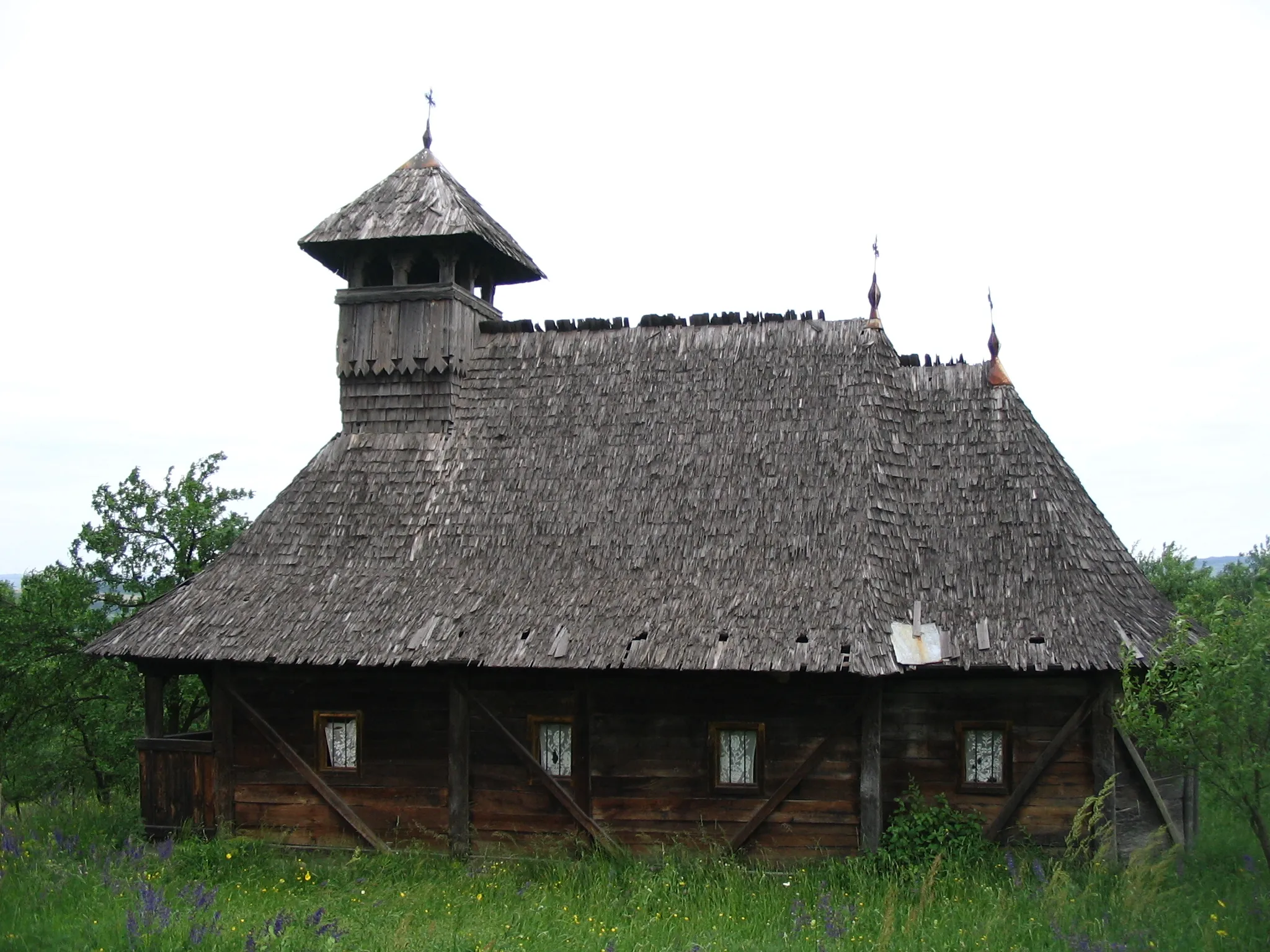 Photo showing: Biserica de lemn din Camăr, judeţul Sălaj.
Autor: Bogdan Ilieş

Data: mai 2006