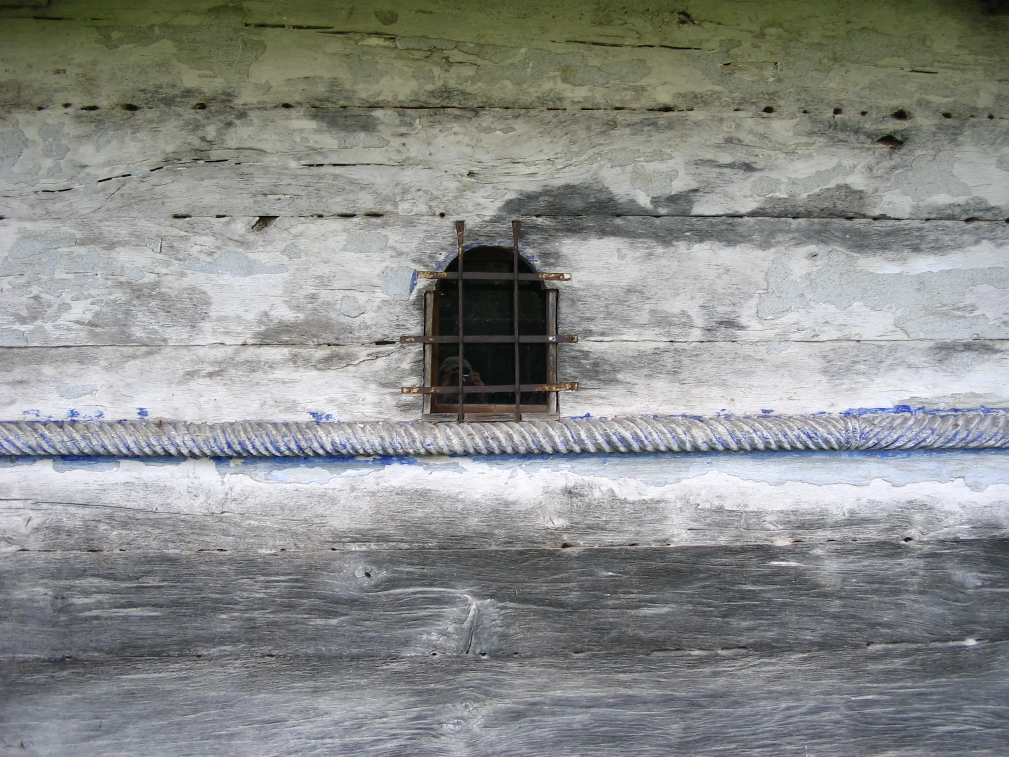 Photo showing: Fereastra bisericii de lemn din Chieşd, judeţul Sălaj.