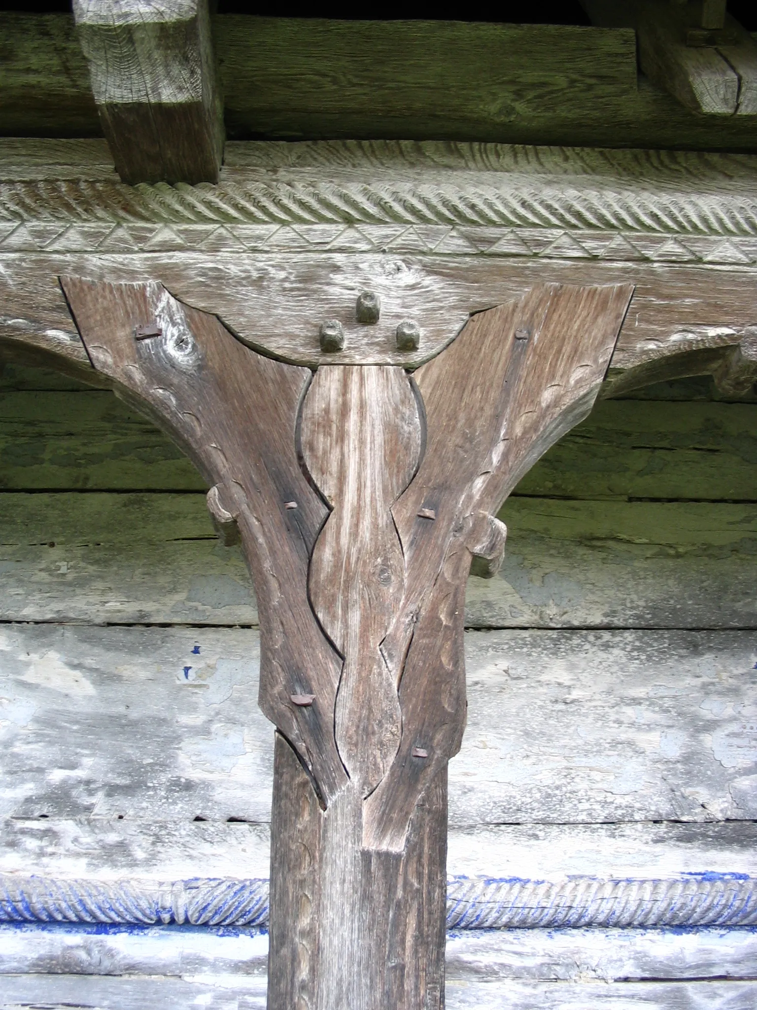 Photo showing: Detaliu la unul din stâlpii pridvorului. Biserica de lemn din Chieşd, judeţul Sălaj.