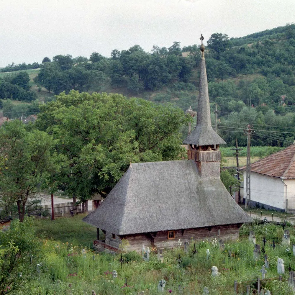 Photo showing: Biserica de lemn din Creaca, perspectivă de pe deal.
Foto: Alexandru Baboş, iulie 2002.

ro:Categorie:Biserici de lemn din Sălaj (imagini)