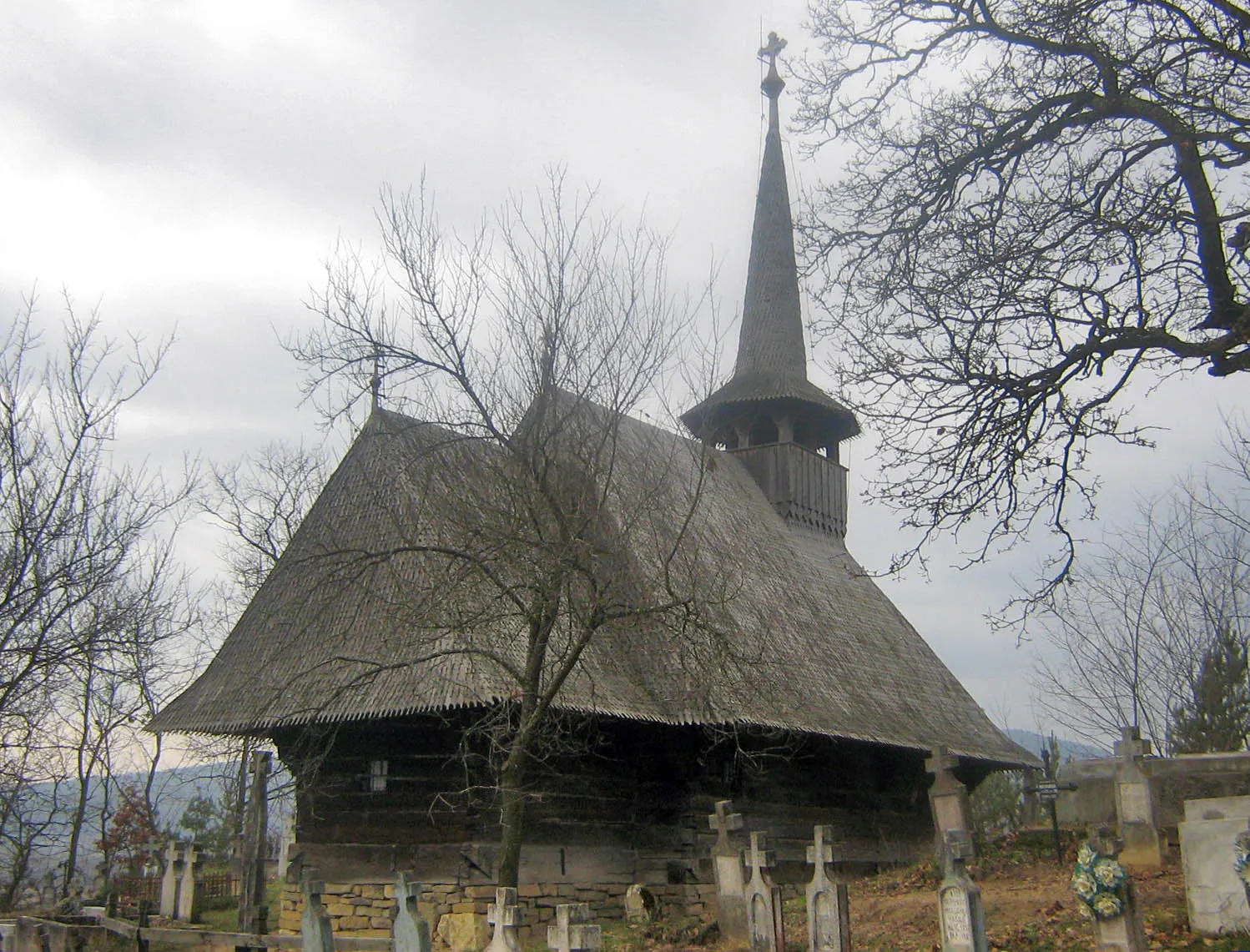 Photo showing: Biserica de lemn din Borza, Sălaj. Vedere din cimitir, din dosul bisericii.