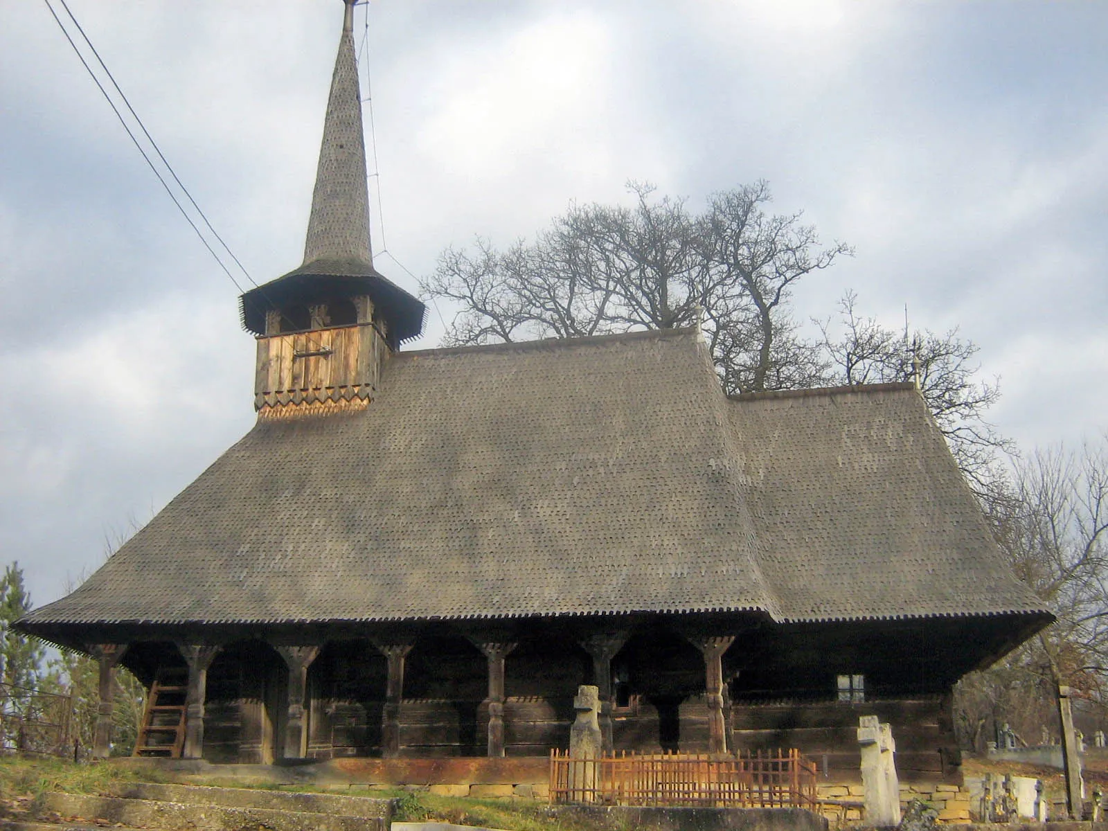 Photo showing: Biserica de lemn din Borza, Sălaj. Faţada dinspre sud.