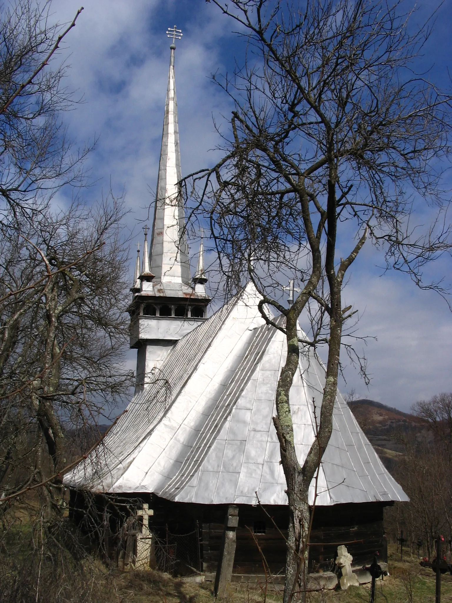 Photo showing: Biserica de lemn din Dragu, judeţul Sălaj.
Autor: Bogdan Ilieş

Data: mai 2006