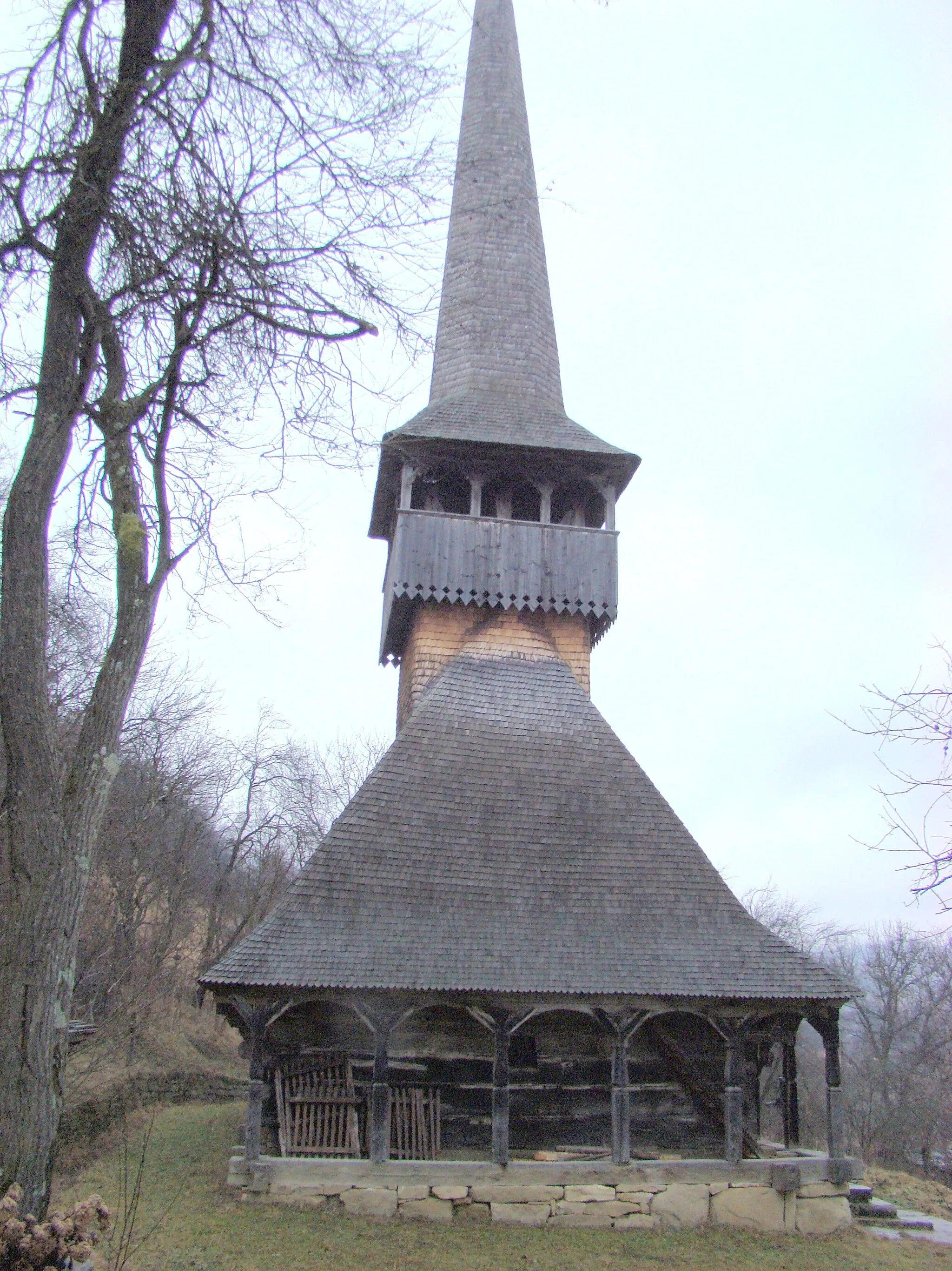 Photo showing: Biserica de lemn „Sf,Arhangheli” din Voivodeni, Sălaj
