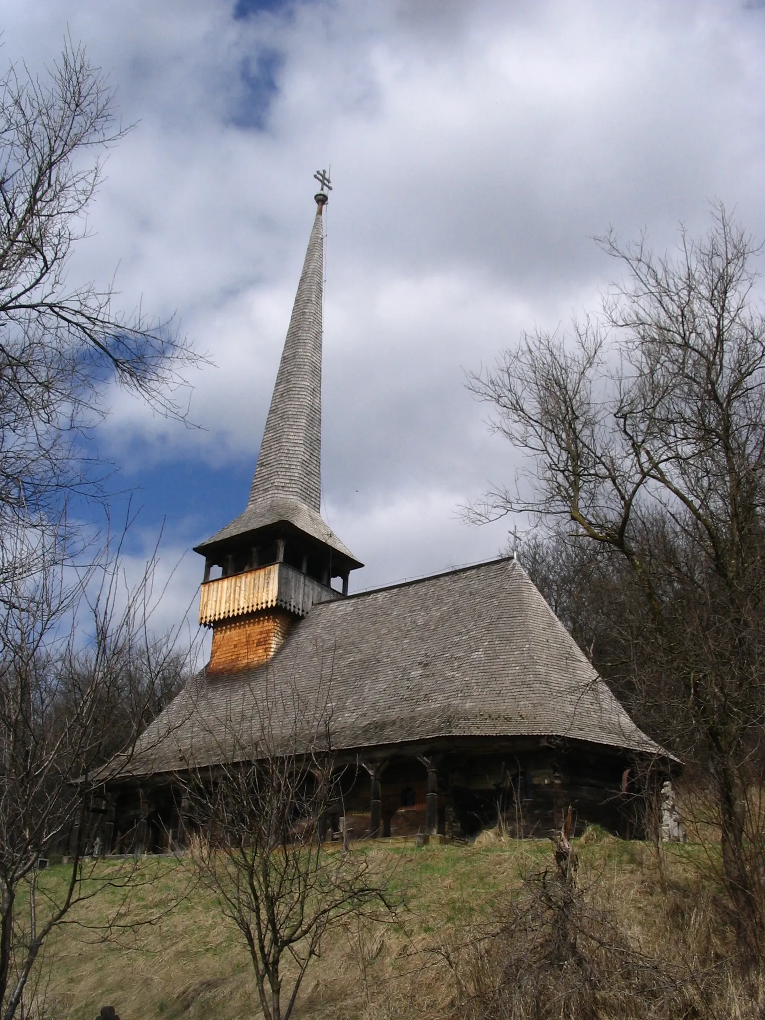 Photo showing: Biserica de lemn din Voivodeni, judeţul Sălaj.
Autor: Bogdan Ilieş

Data: aprilie 2006