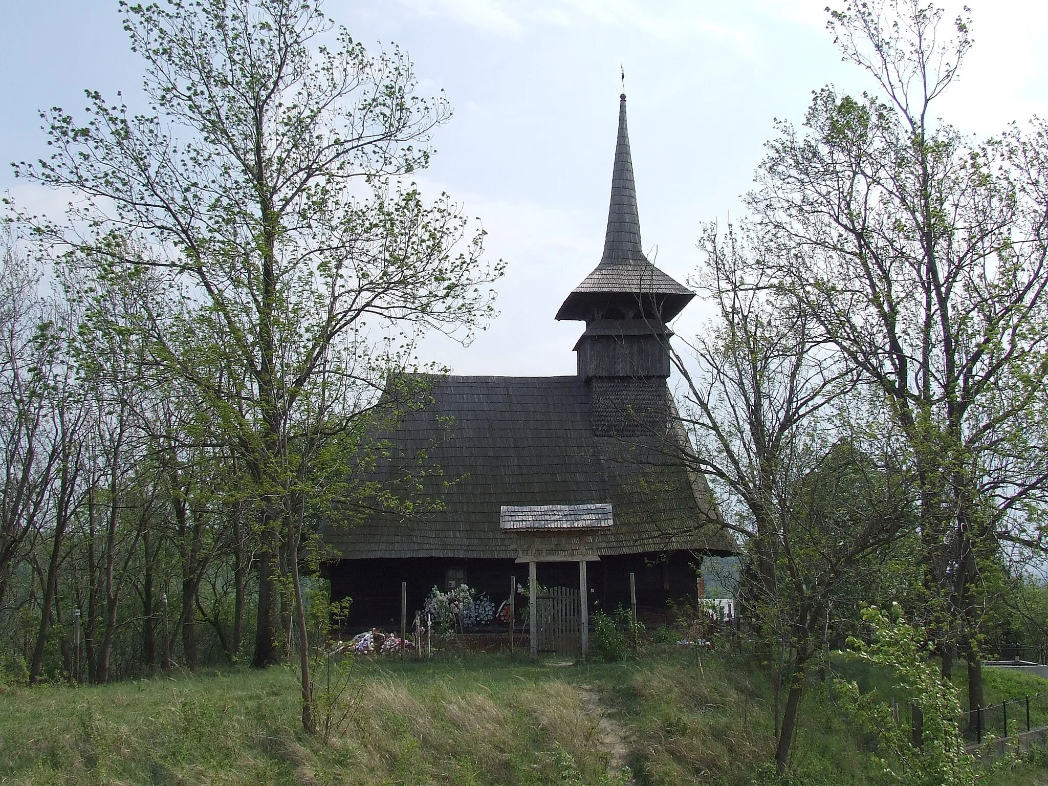 Photo showing: Biserica de lemn din Gălgău, judeţul Sălaj. Imagine de ansamblu
Autor: Bogdan Ilieş

Data: mai 2007