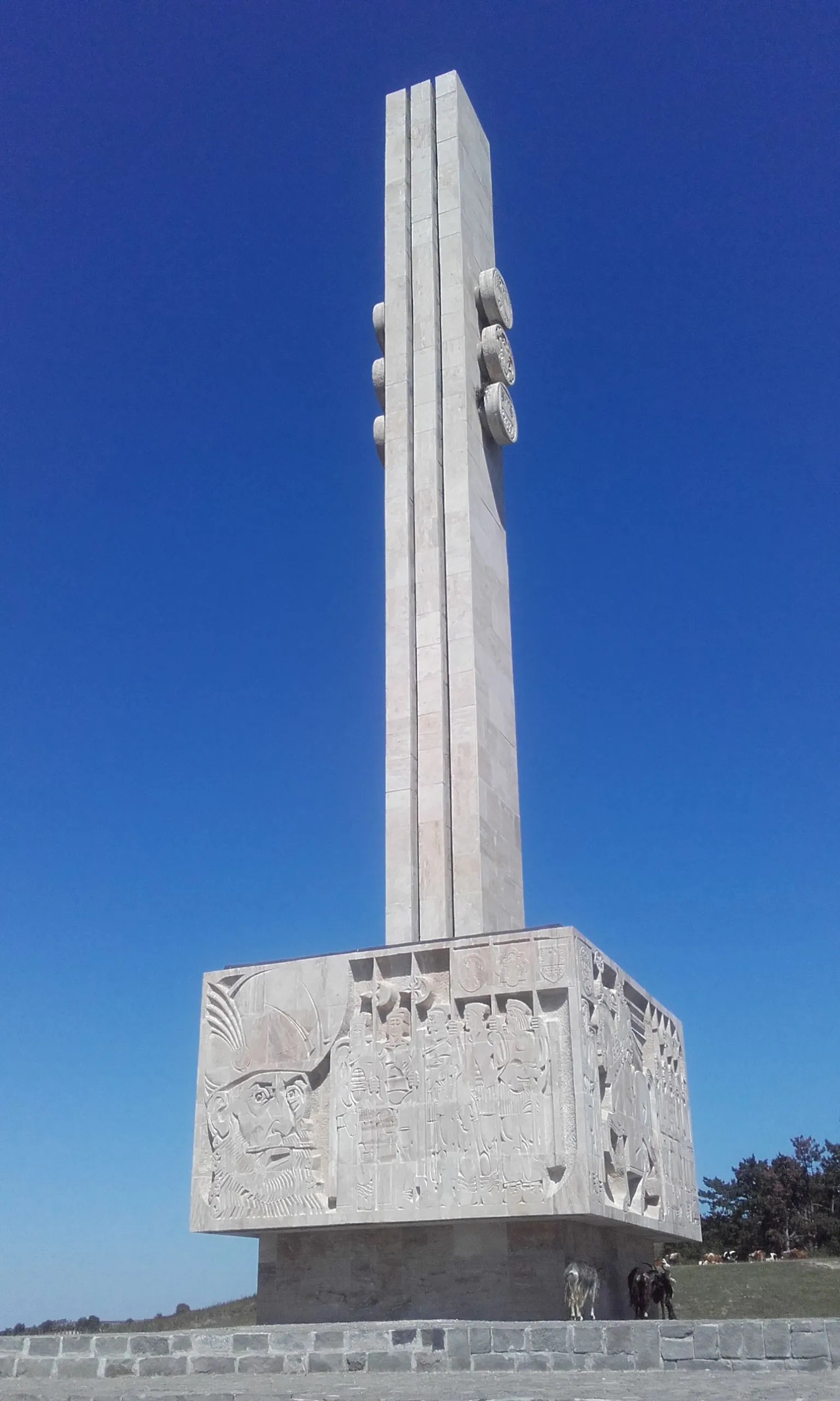 Photo showing: Az 1976. felavatott emlékmű magassága 26 méter. Mihai Viteazul 1601-es csatájának az emlékére amelyben legyőzte Báthory Zsigmondot.  Egy 10 m magas emlékmű rekonstrukciója, amelyet 1928-ban állítottak, és amelyet 1941-ben a magyar hatóságok bontottak el, és Erdélybe kerültek.