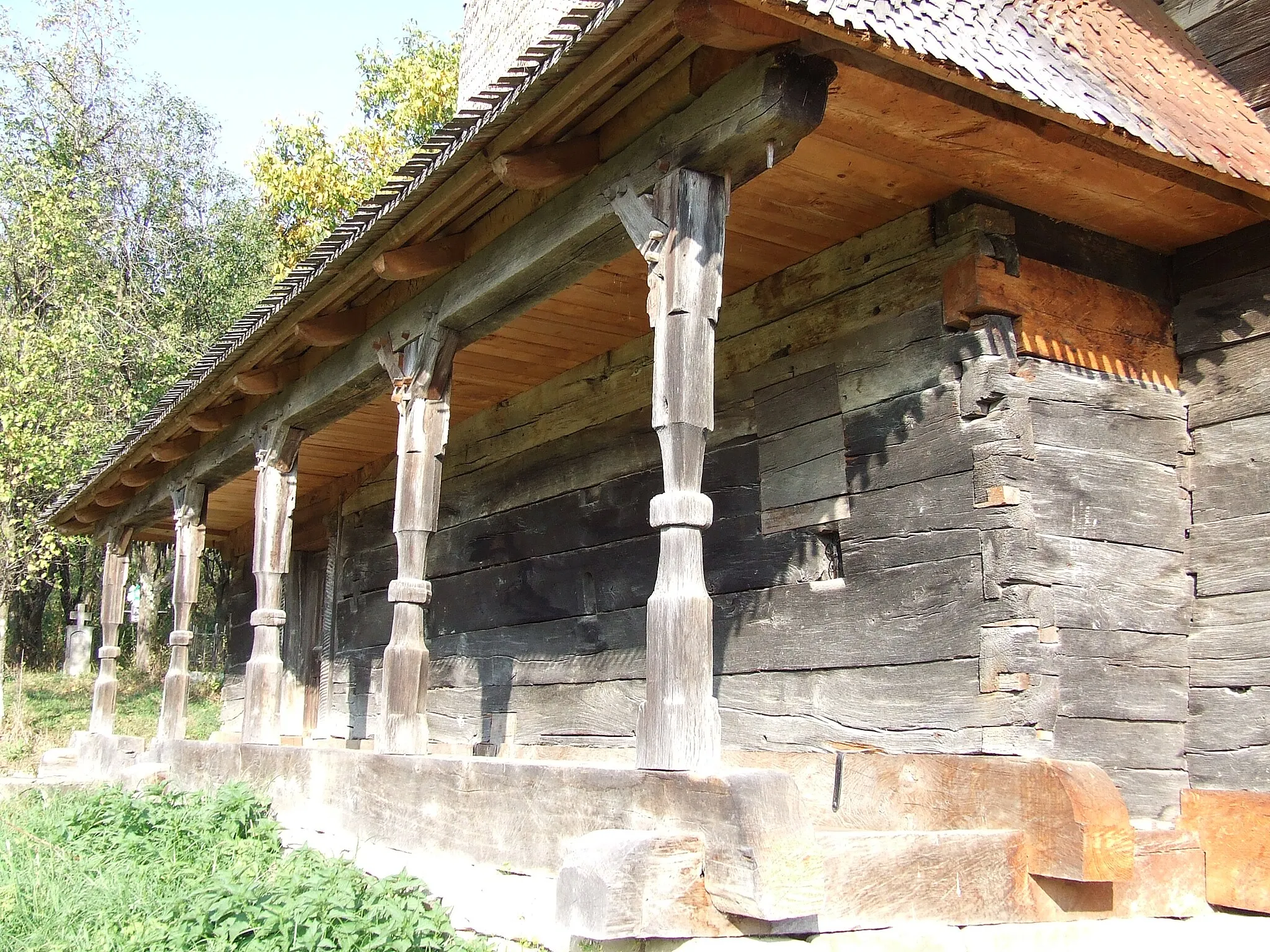 Photo showing: Biserica de lemn din Racâş, judeţul Sălaj. Prispa bisericii.