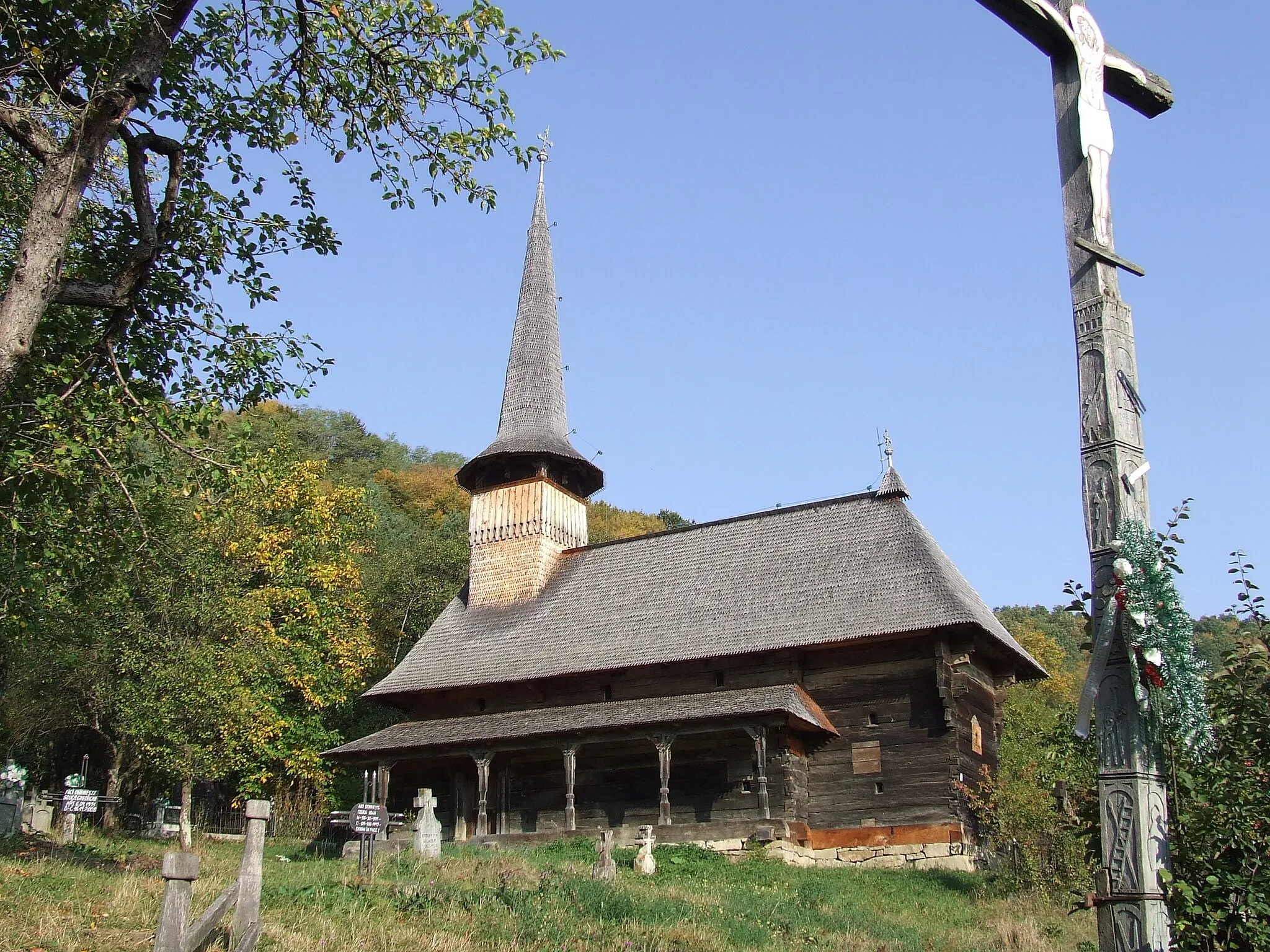 Photo showing: Biserica de lemn din Racâş, judeţul Sălaj. Vedere de ansamblu.