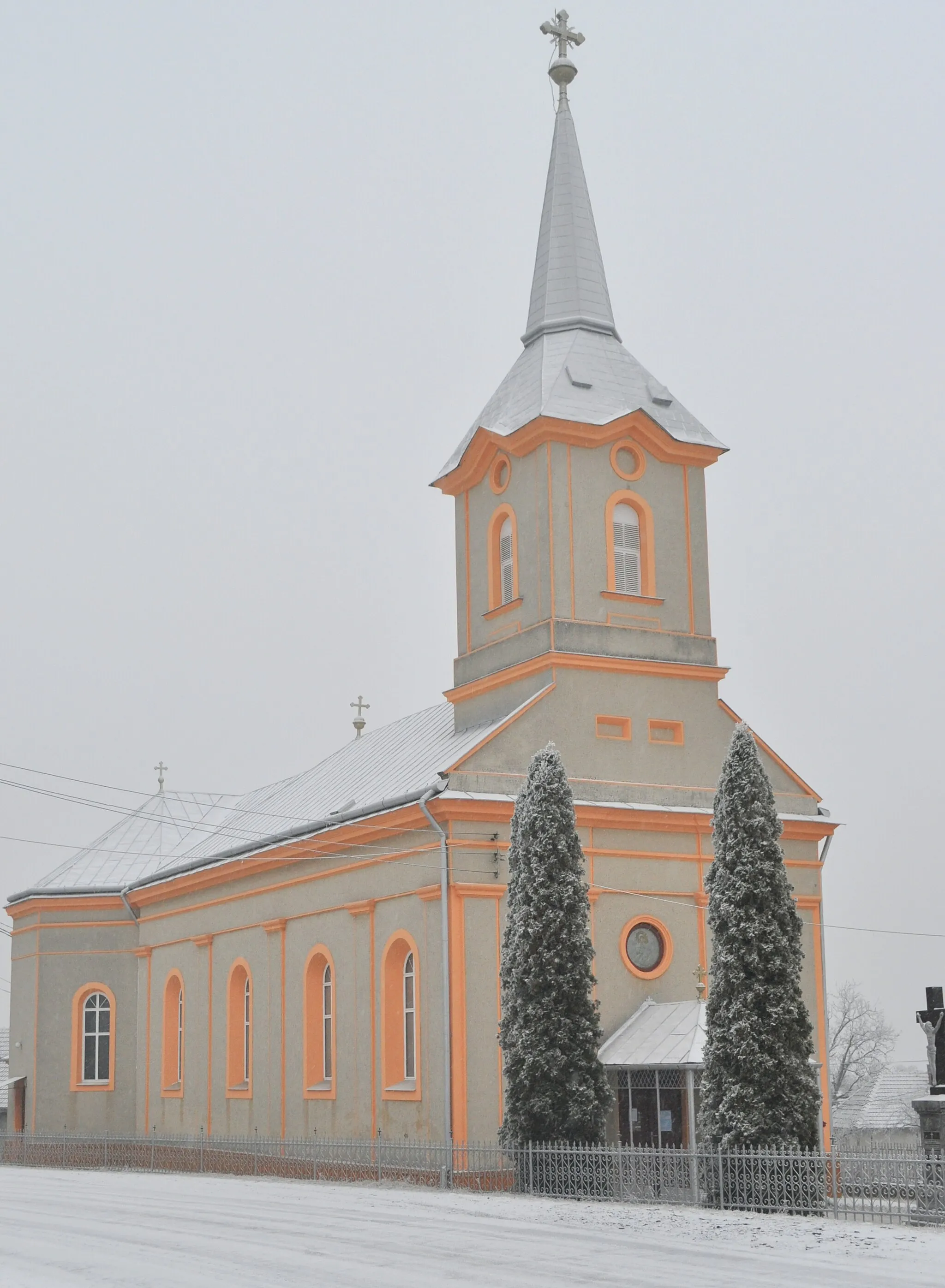 Photo showing: The Church of the Holy Archangels Michael and Gabriel in Măerişte was built by the Greek-Catholic community in 1889. The Greek Catholic Church church was confiscated in 1948 and converted to Orthodox use.