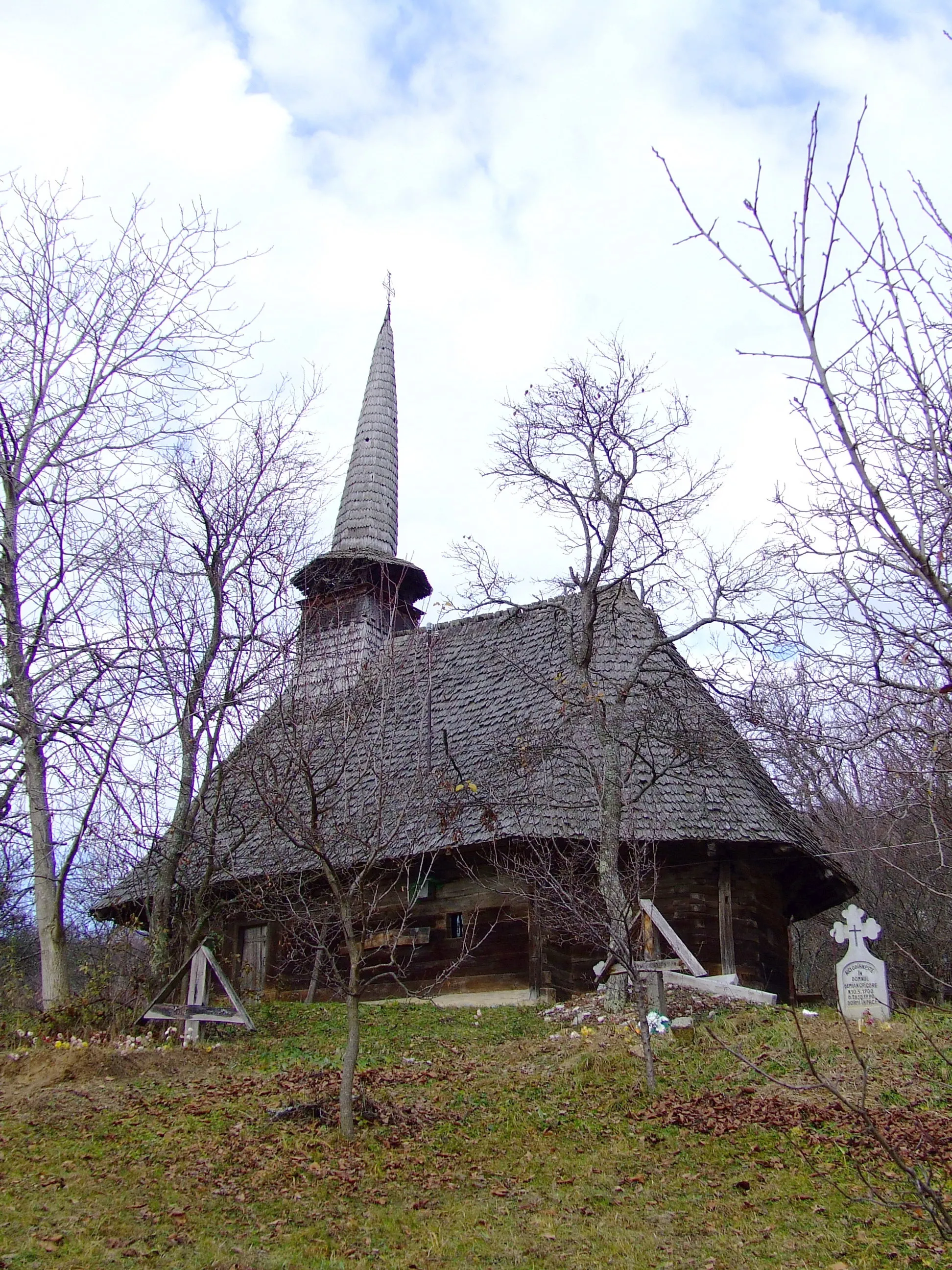 Photo showing: Biserica de lemn din Măgura, Sălaj.
Autor: Bogdan Ilieş

Data: noiembrie 2006
