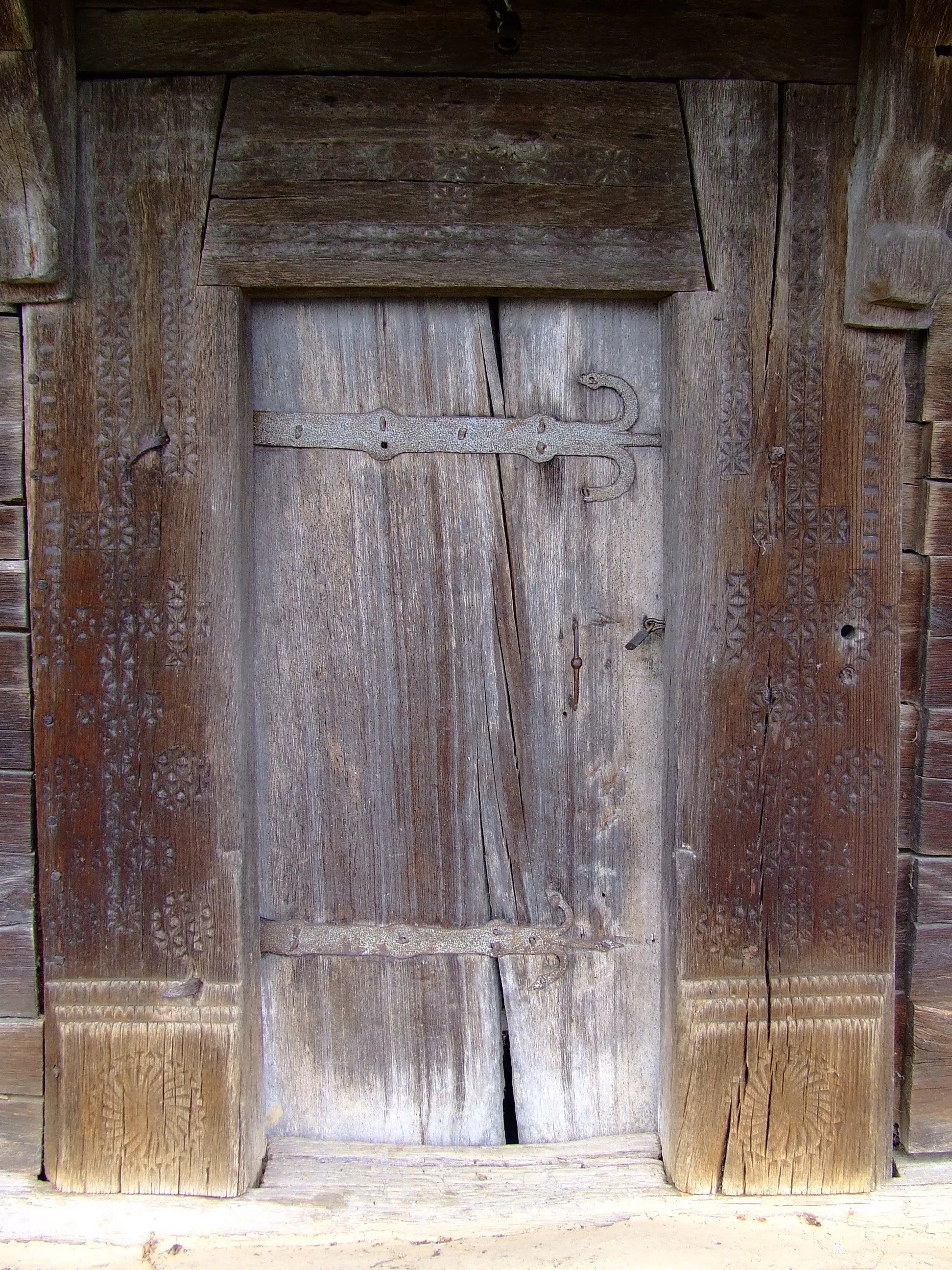 Photo showing: Portalul bisericii de lemn din Măgura, judeţul Sălaj.