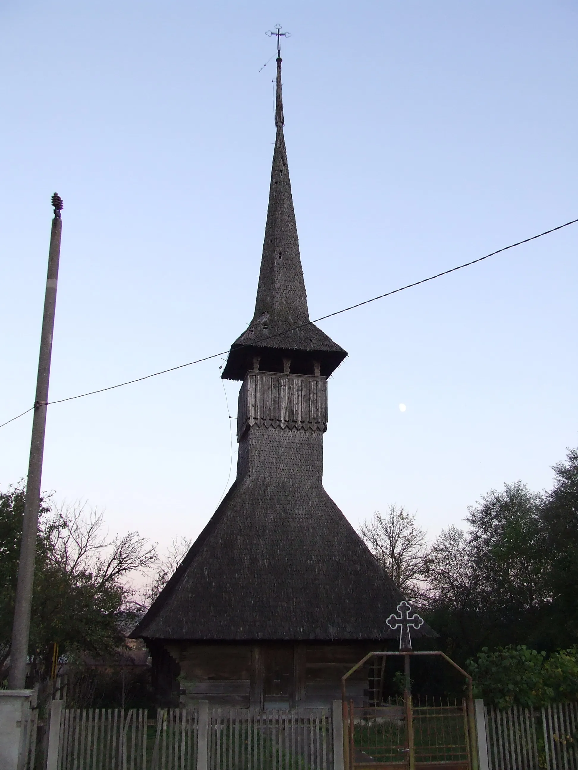 Photo showing: Biserica de lemn din Buzaş. Vedere din vest.