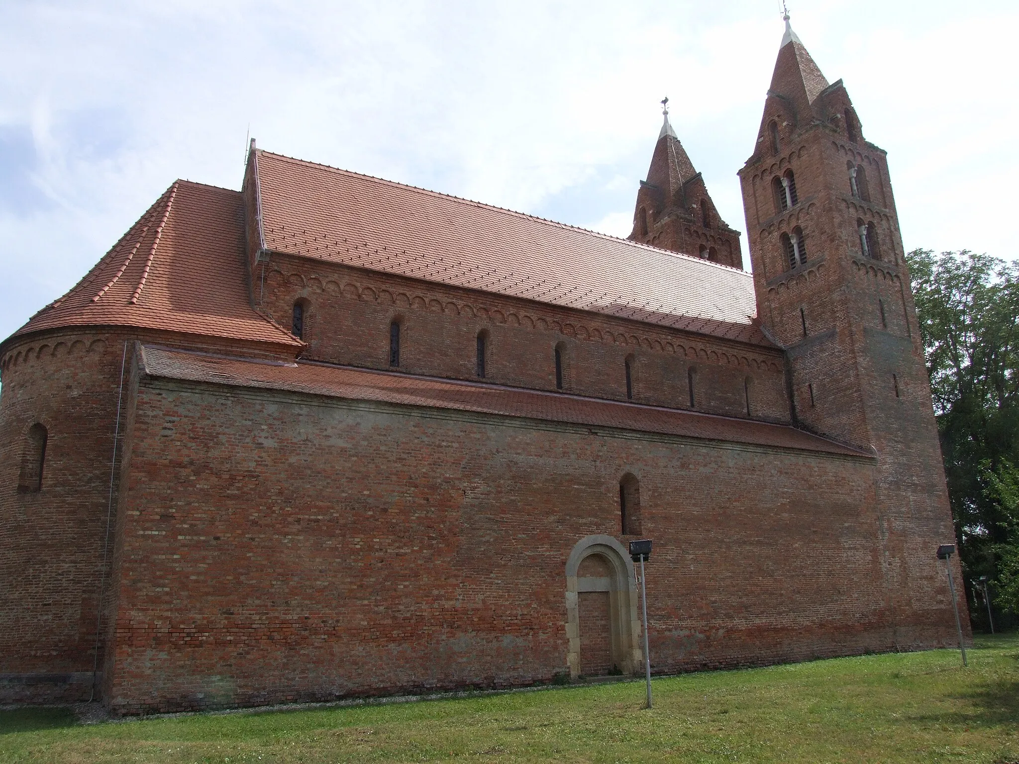 Photo showing: Acâș, Satu Mare County, Romania. - Abbey church, looking SW.