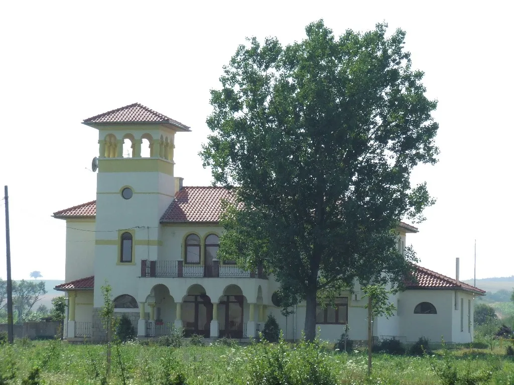 Photo showing: Villa in Supuru de Sus, Satu Mare County, Romania. Obviously this isn't a castle, but a recently built villa.