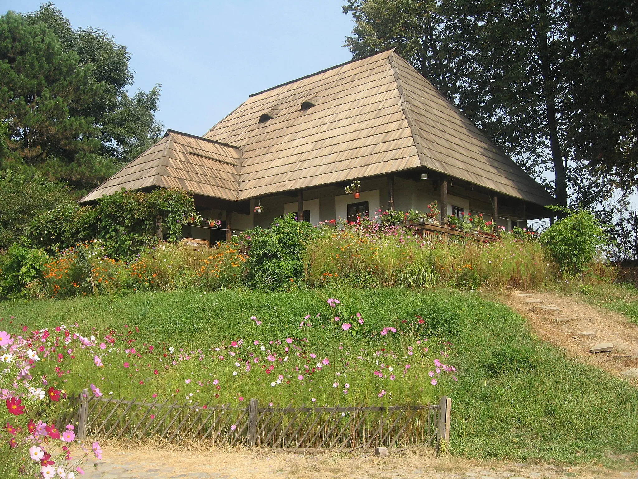 Photo showing: Bukovina Village Museum - The Roşu House, Dorna ethnographic area.