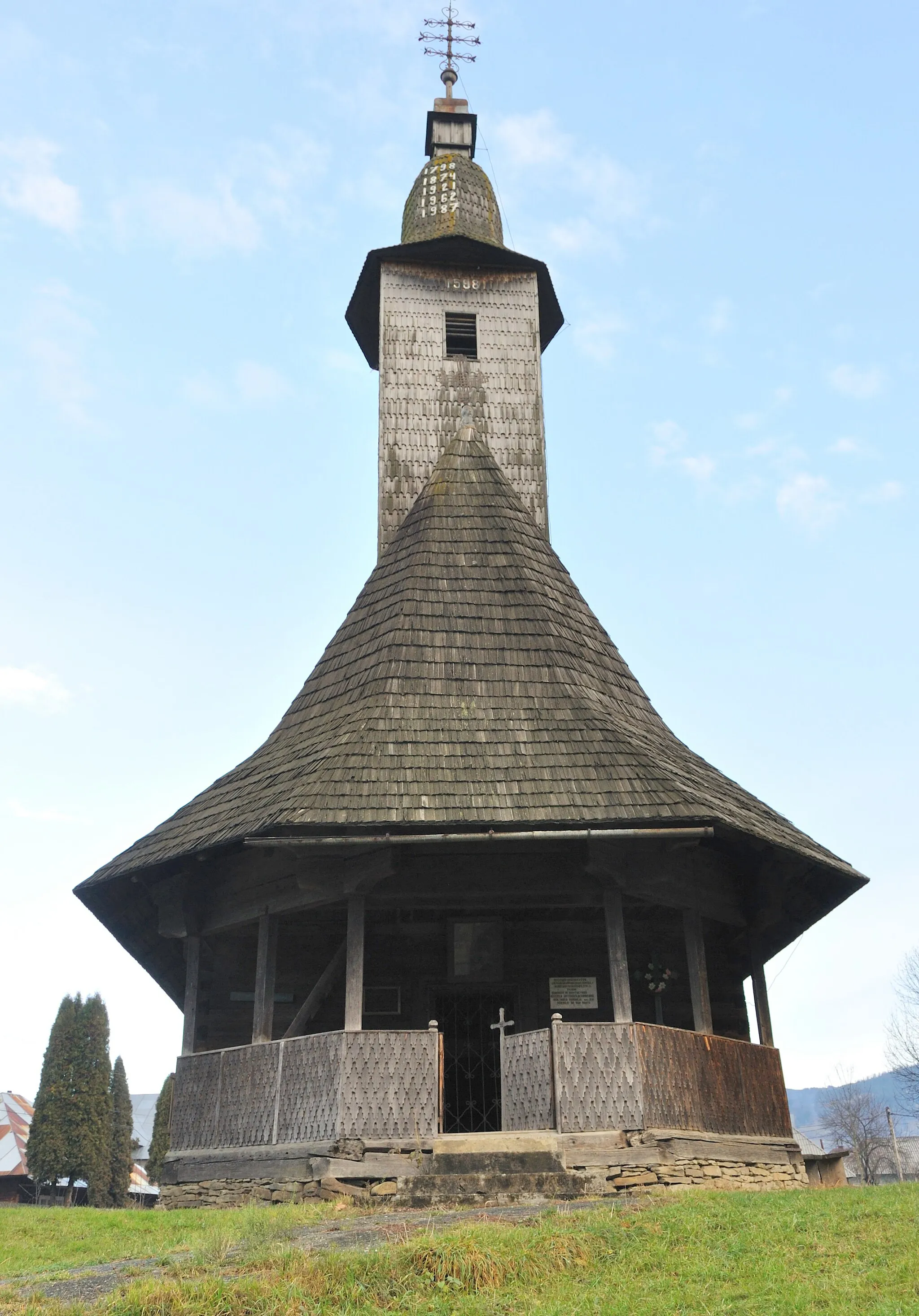 Photo showing: Biserica de lemn ucraineană „Înălțarea Domnului” din Poienile de sub Munte, județul Maramureș