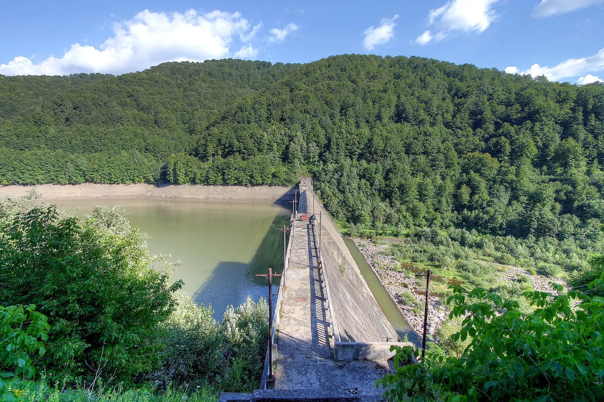Photo showing: Dam on Tereblya river near Vilschany, Khust Raion, Zakarpattia Oblast in western Ukraine