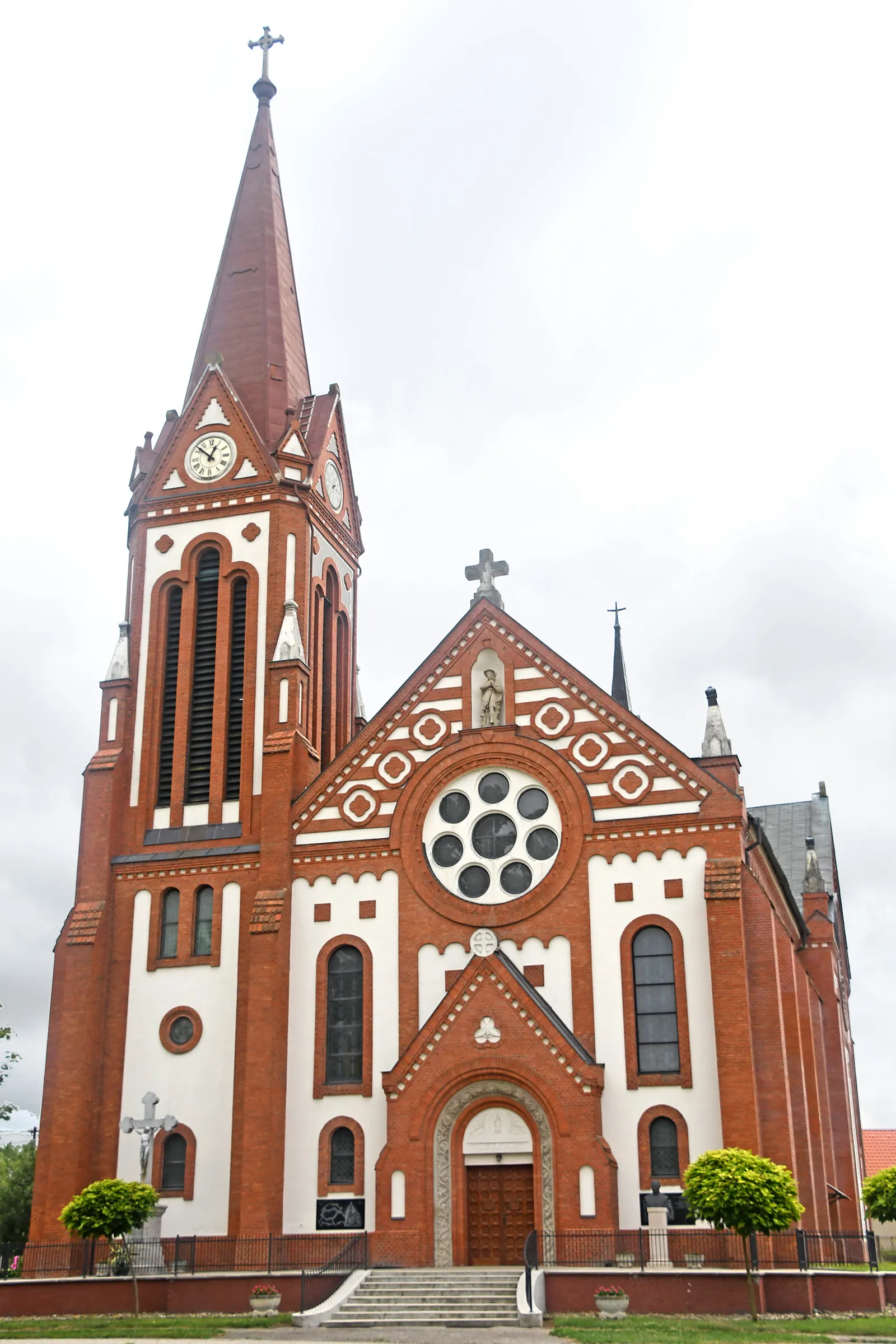 Photo showing: Roman Catholic church in Vállaj, Hungary