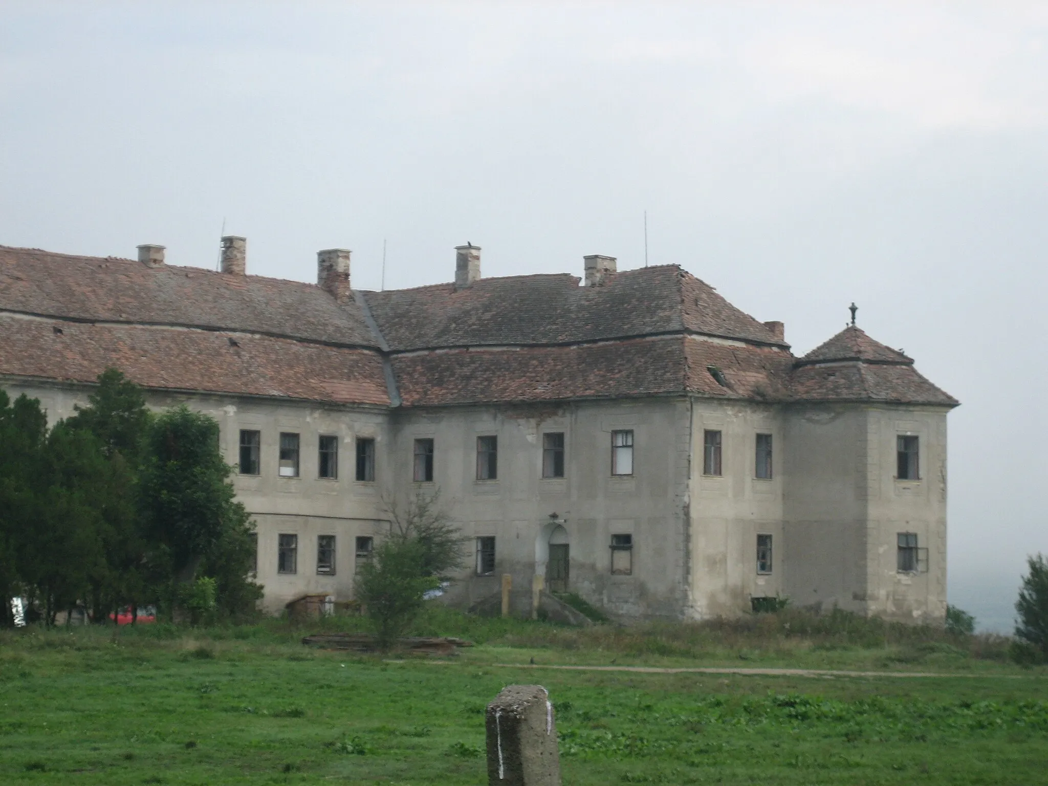 Photo showing: Castle of the Kemény-Bánffy family, 16. century) in Luncani, Cluj County, Romania.