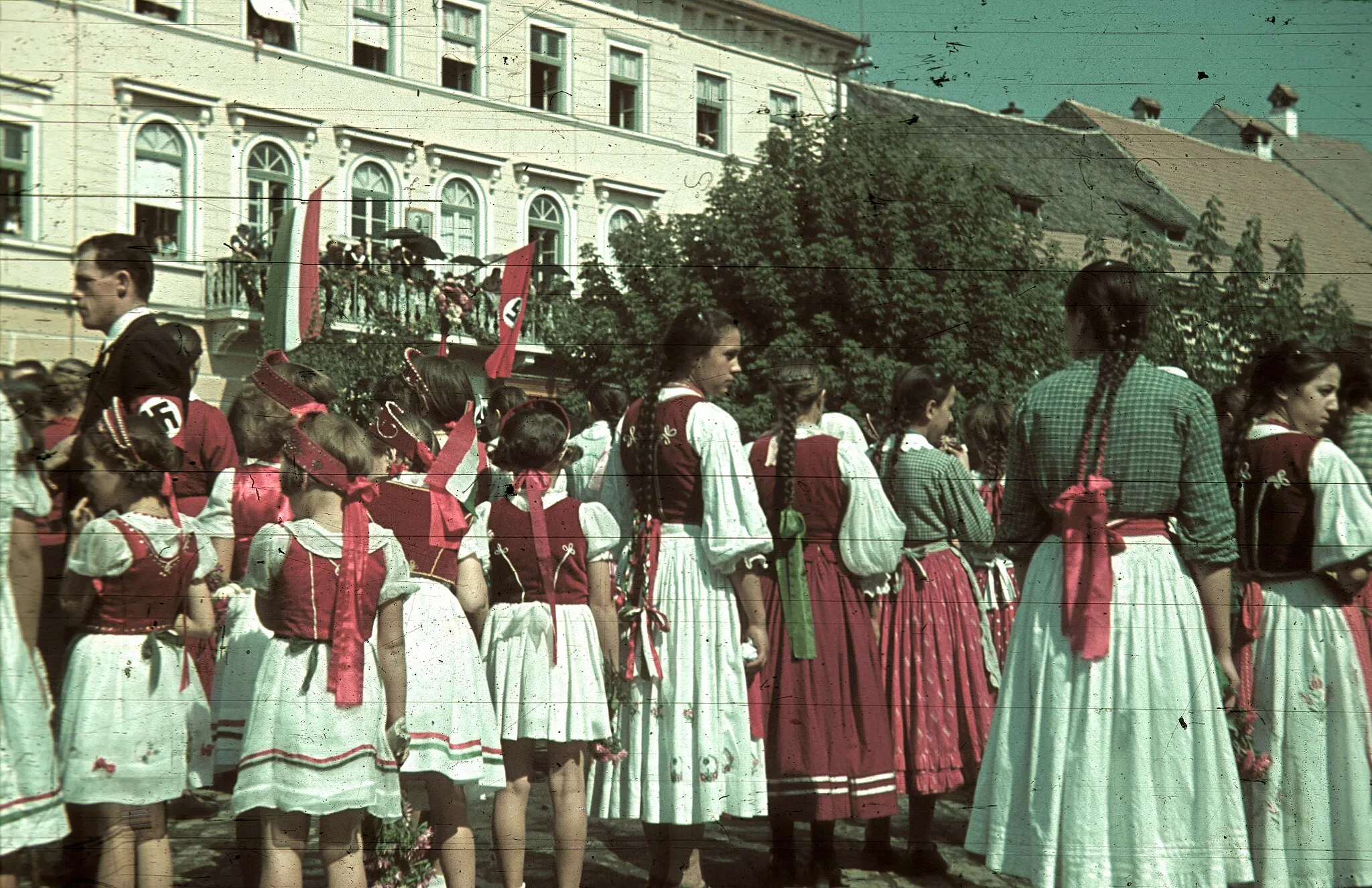 Photo showing: Fa utca (strada Liviu Rebreanu), lányok szász népviseletben a magyar csapatok bevonulása idején. A felvétel 1940. szeptember 8-án készült.