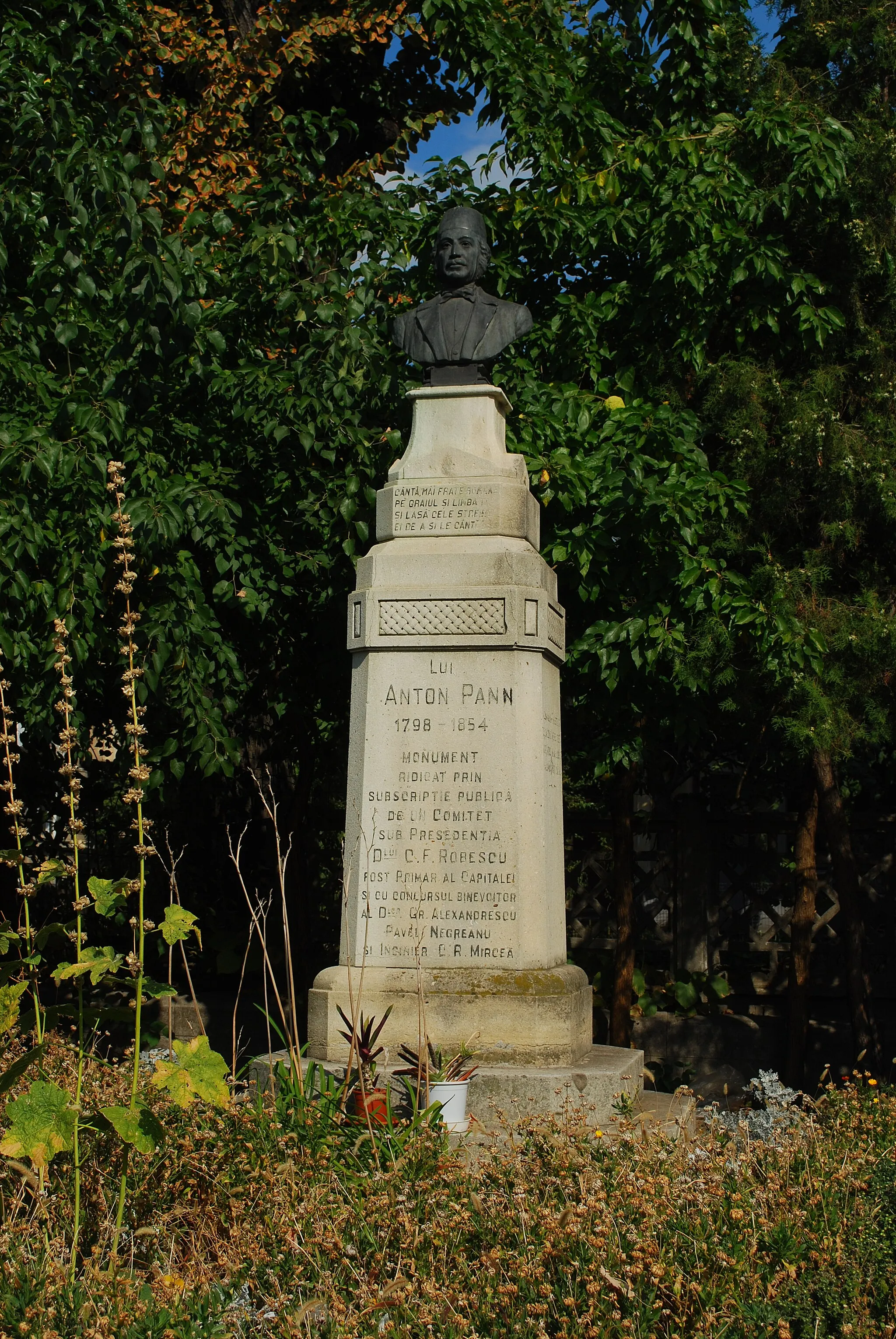 Photo showing: Statue of Anton Pann, in the yard of Lucaci church, Bucharest, Romania