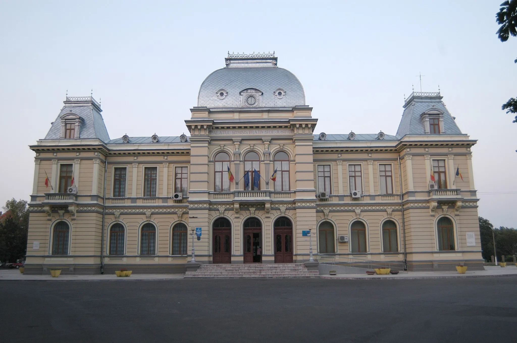 Photo showing: The City Hall in Râmnicu Sărat, Romania