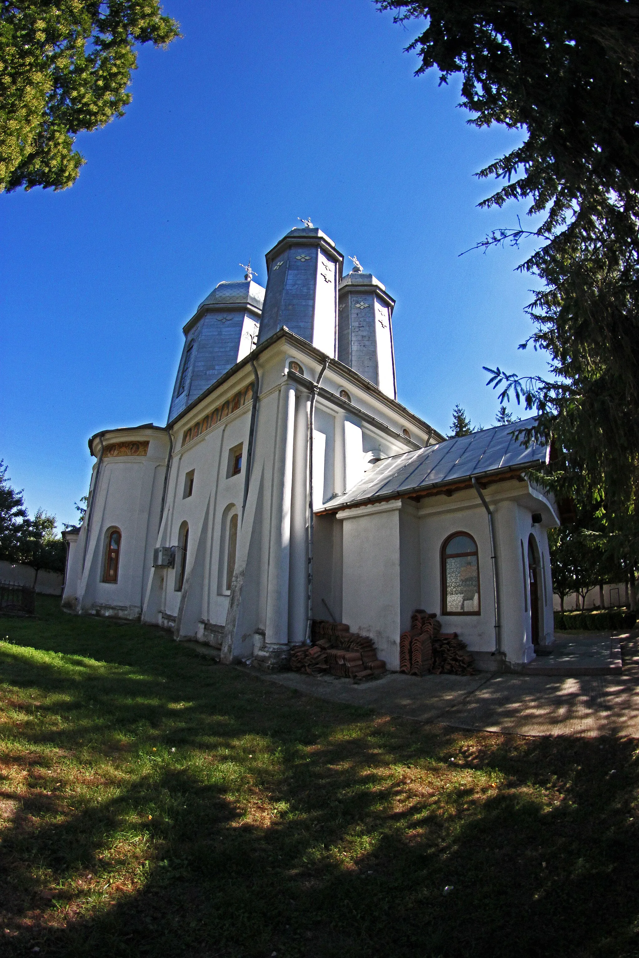 Photo showing: Biserica Sf. Voievozi face parte din Ansamblul Conaculului Cândeștilor