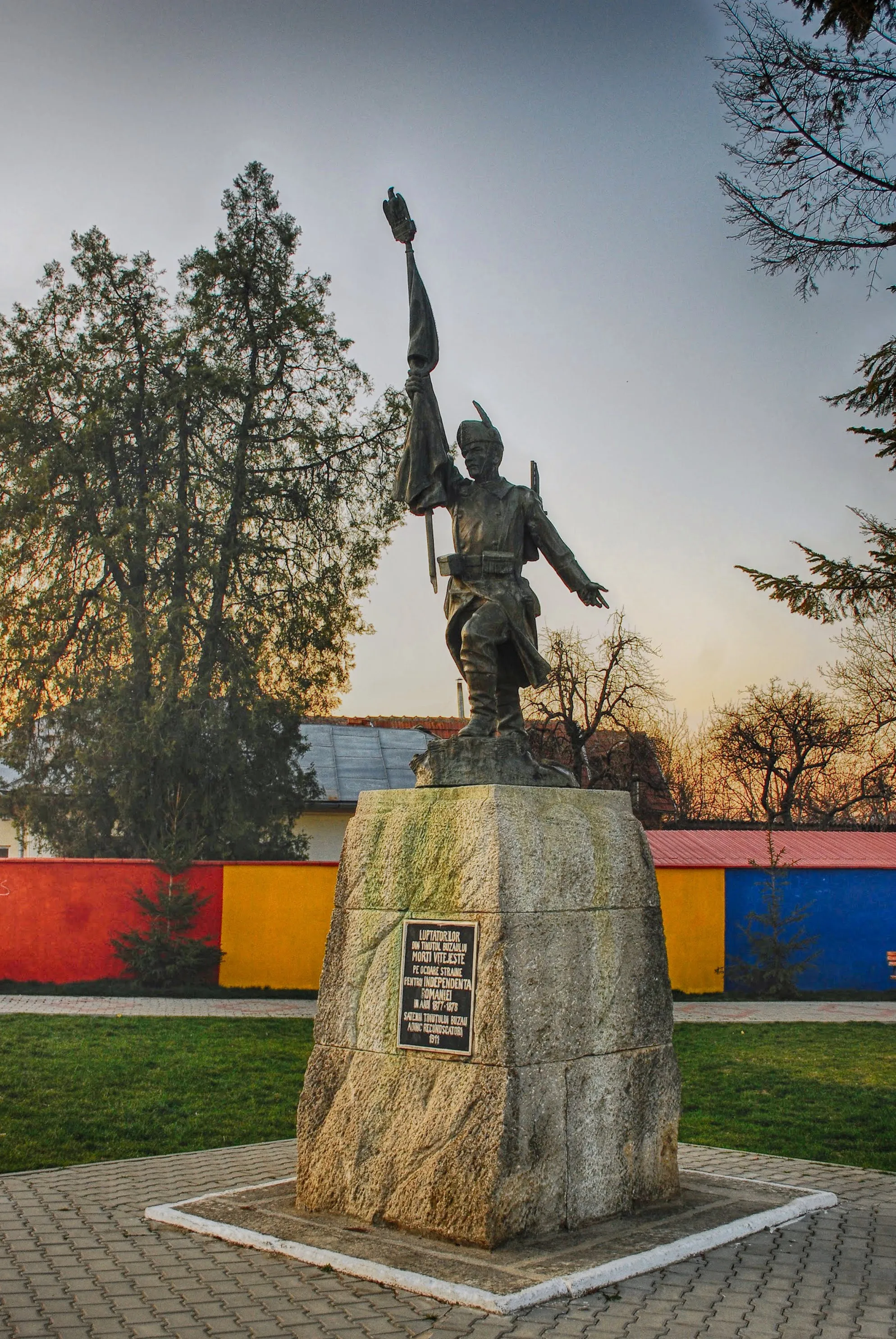 Photo showing: Statue of Neacșu, hero of the Russo-Turkish War of 1877-1878, in Cislău, Buzău County, Romania