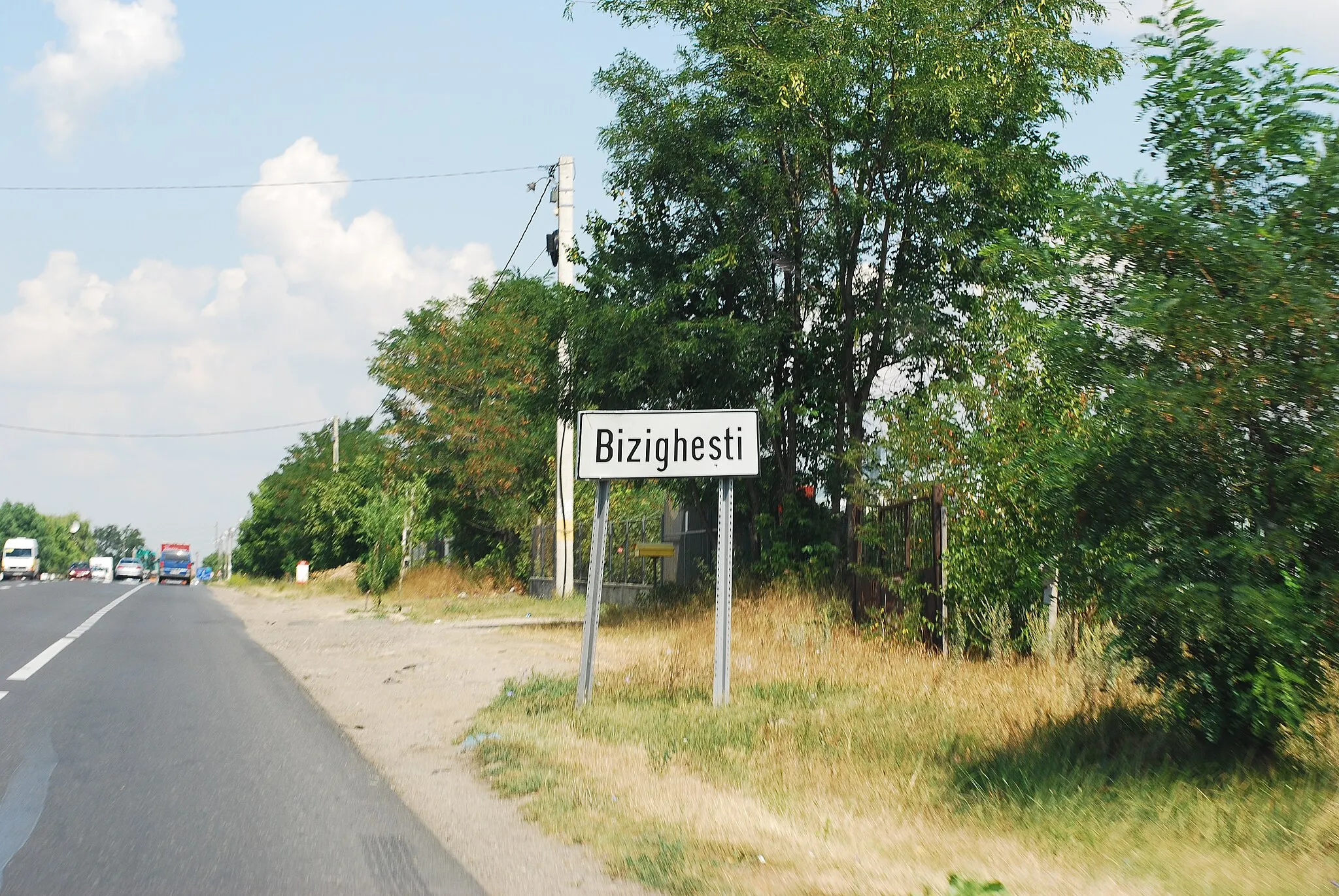 Photo showing: DN2 in Romania entering the village of Bizigheşti, Vrancea County