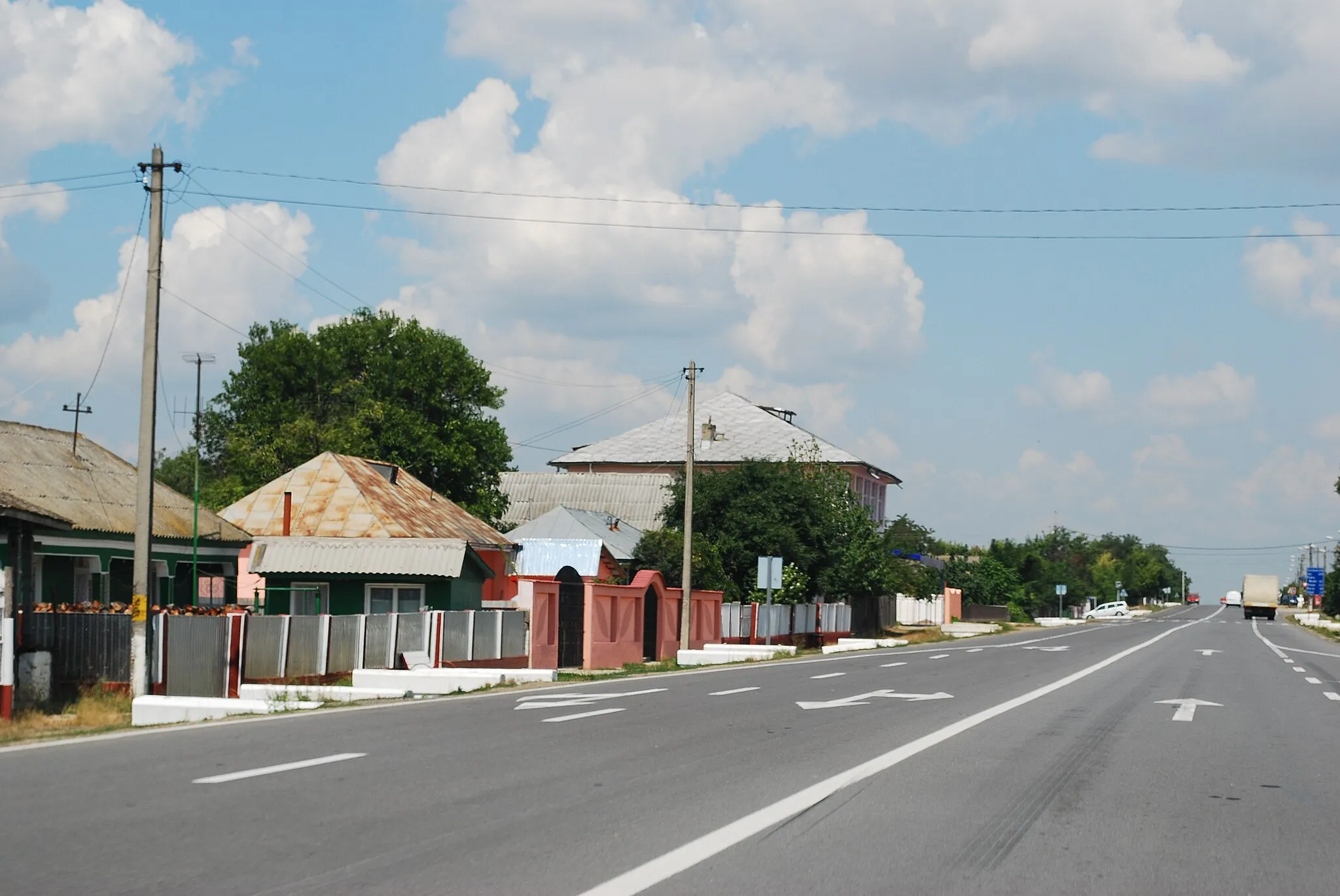 Photo showing: Buildings on the side of DN2 in Haret, Vrancea County, Romania