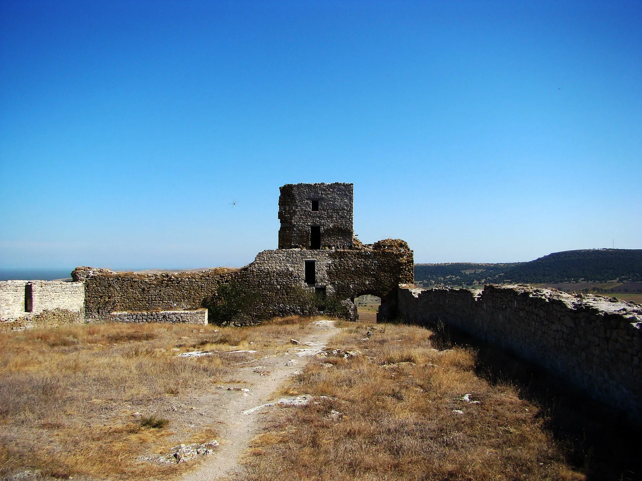 Photo showing: Enisala Fortress inside the walls