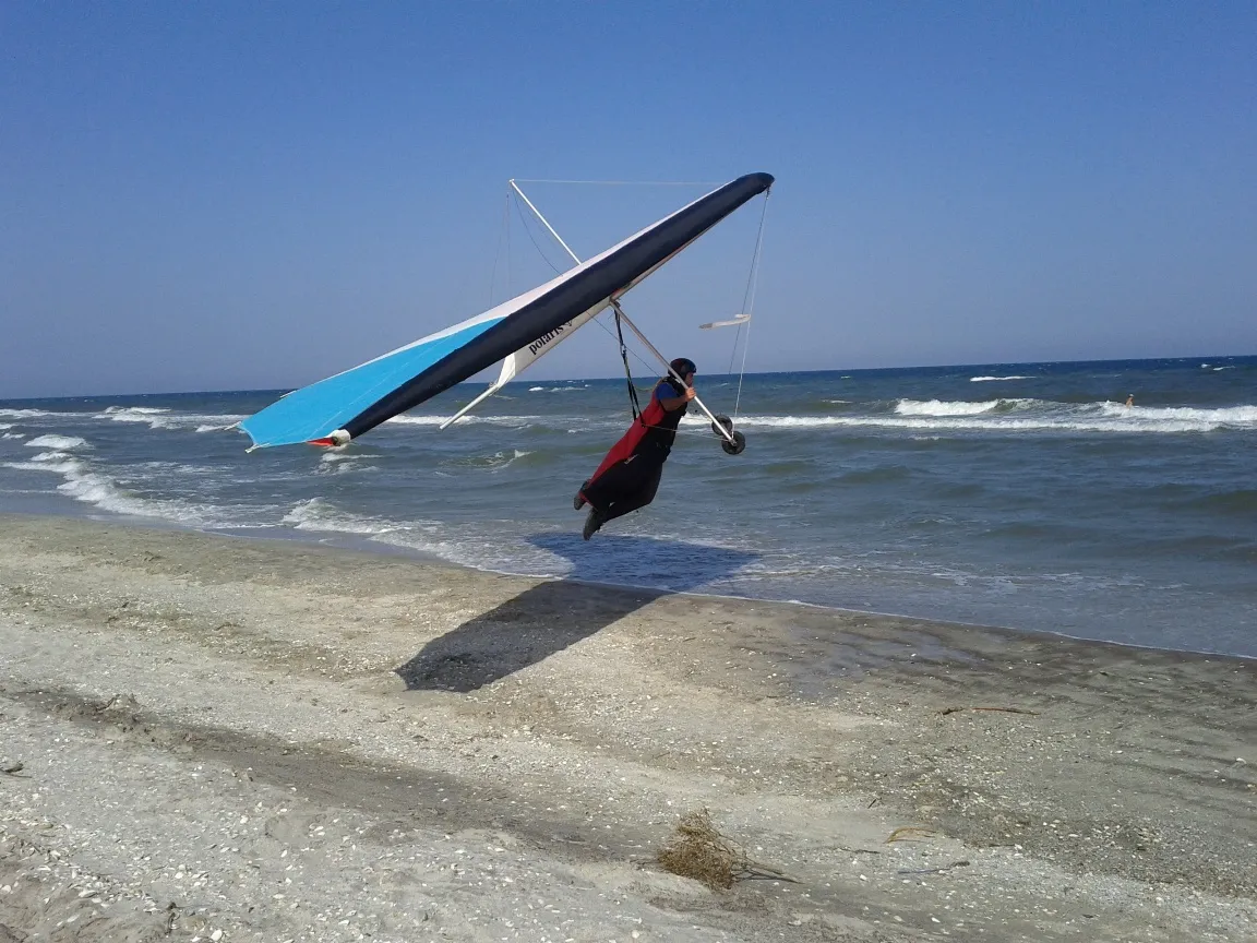 Photo showing: Testarea dunelor de nisip de la plaja Vadu in zbor cu deltaplanul