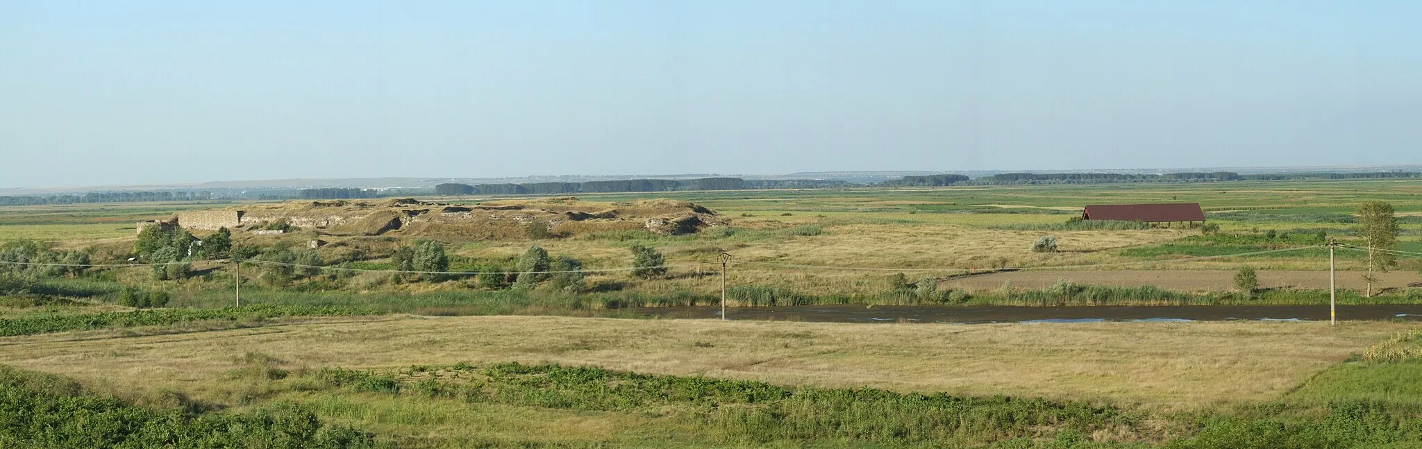 Photo showing: Blick auf das spätantike moesische  Limeskastell Dinogetia südöstlich der Donaustadt Galatz. Unter dem Ziegeldach rechts befindet sich das Kastellbad.