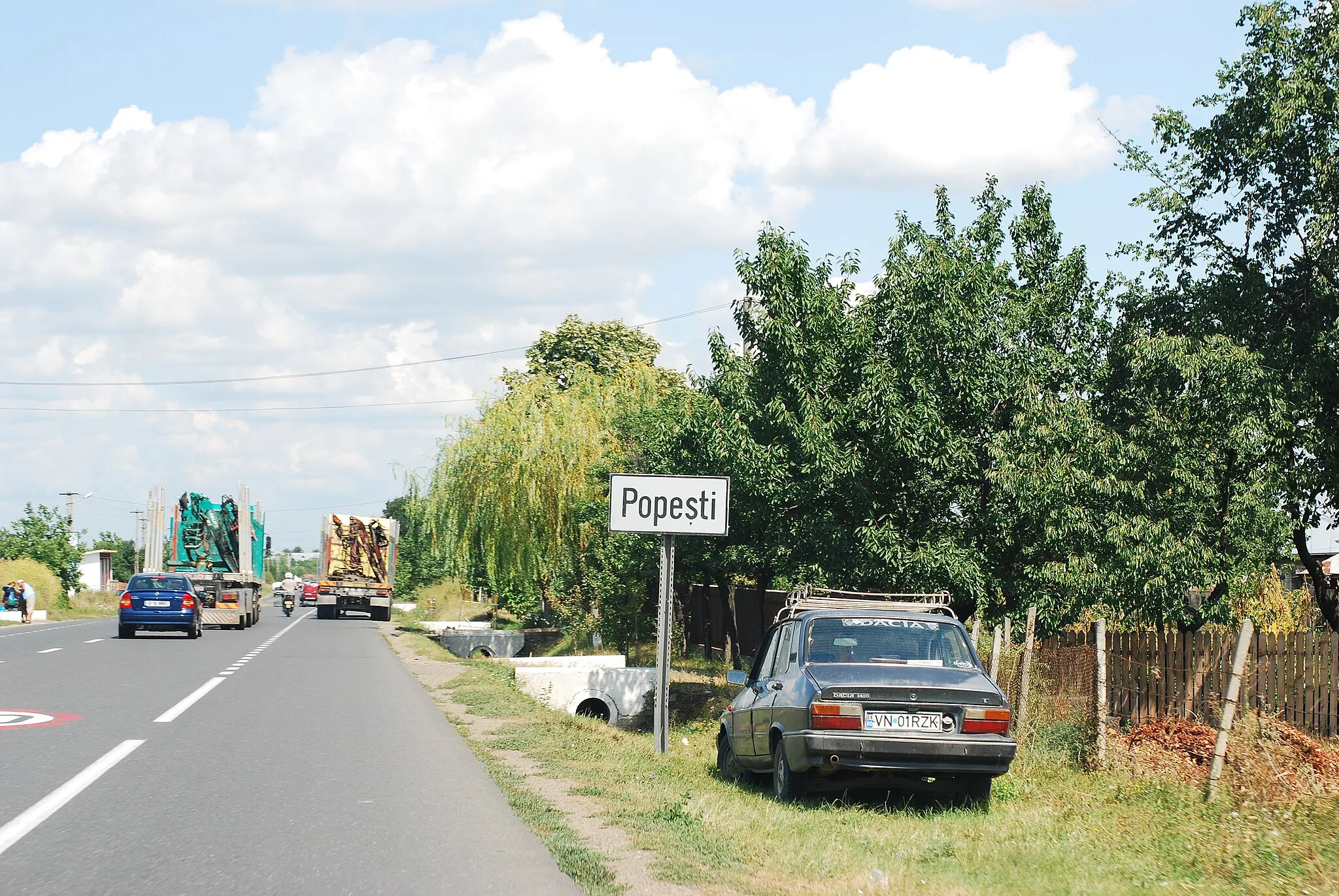 Photo showing: DN2 entering the Popeşti village, Vrancea County, Romania