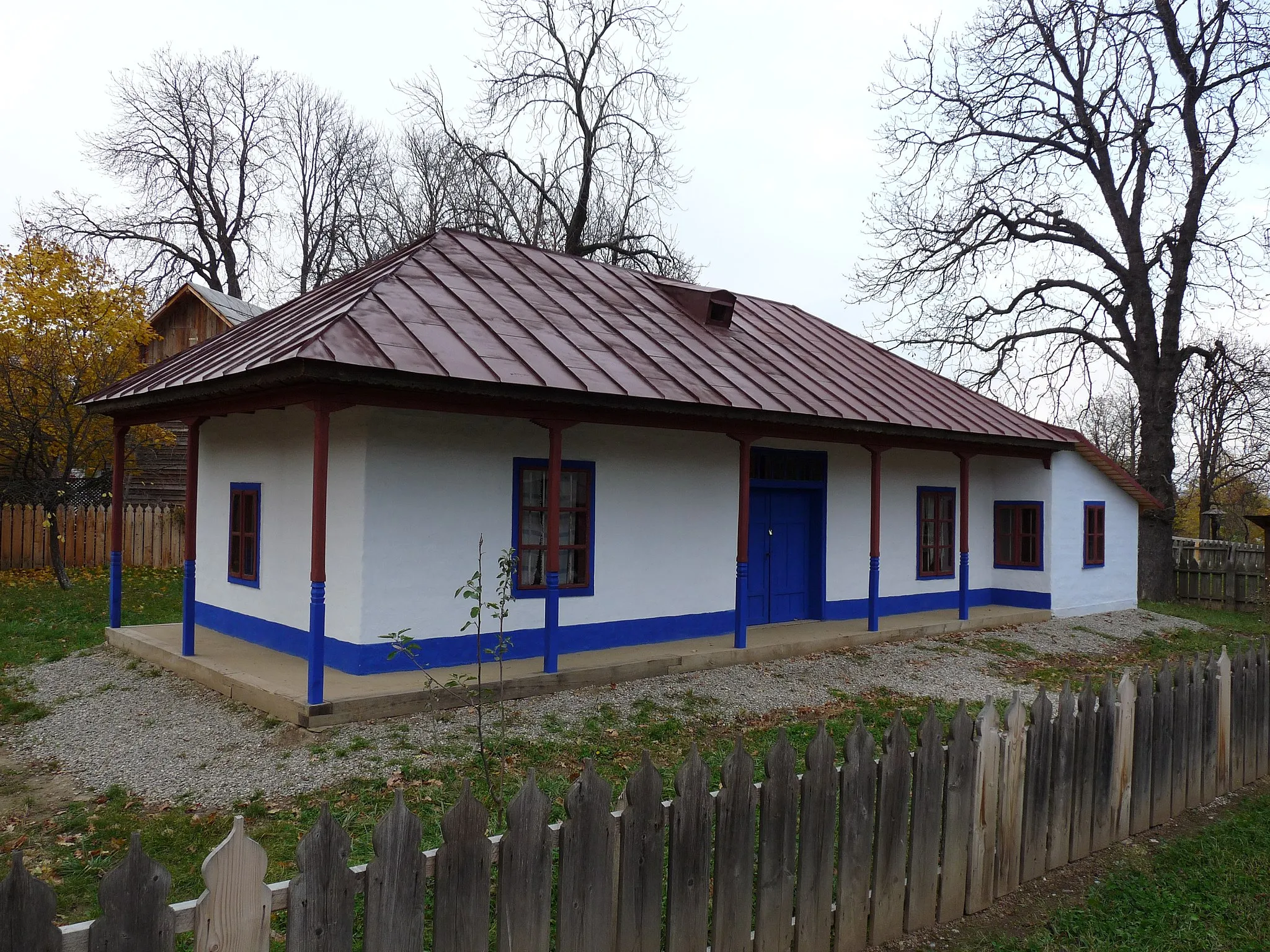 Photo showing: 19th century household from Ruşeţu, Buzău County, Romania, exhibited in the Village Museum in Bucharest. The house.