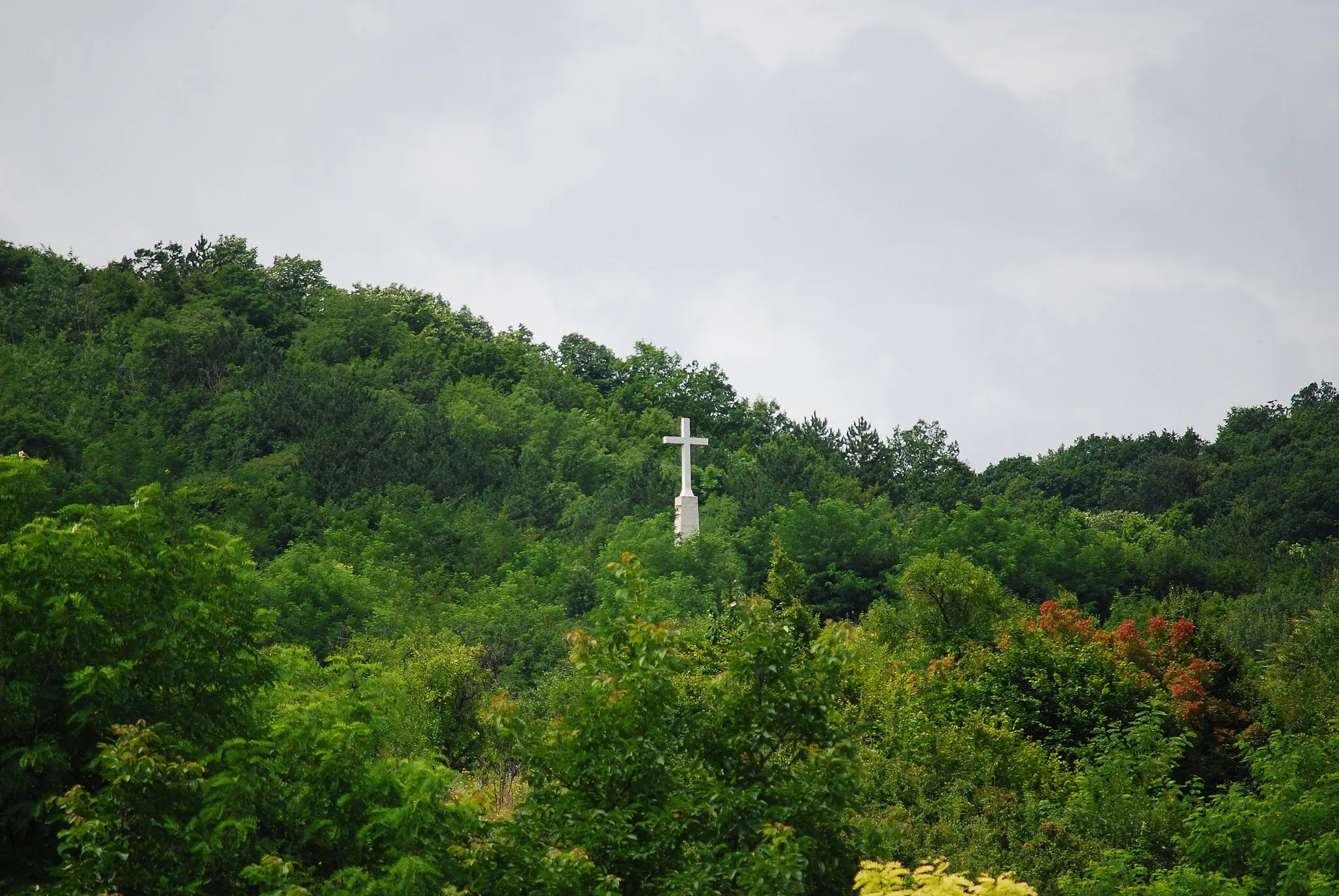 Photo showing: The cross on top of a hill near Sărata Monteoru, Buzău County, Romania