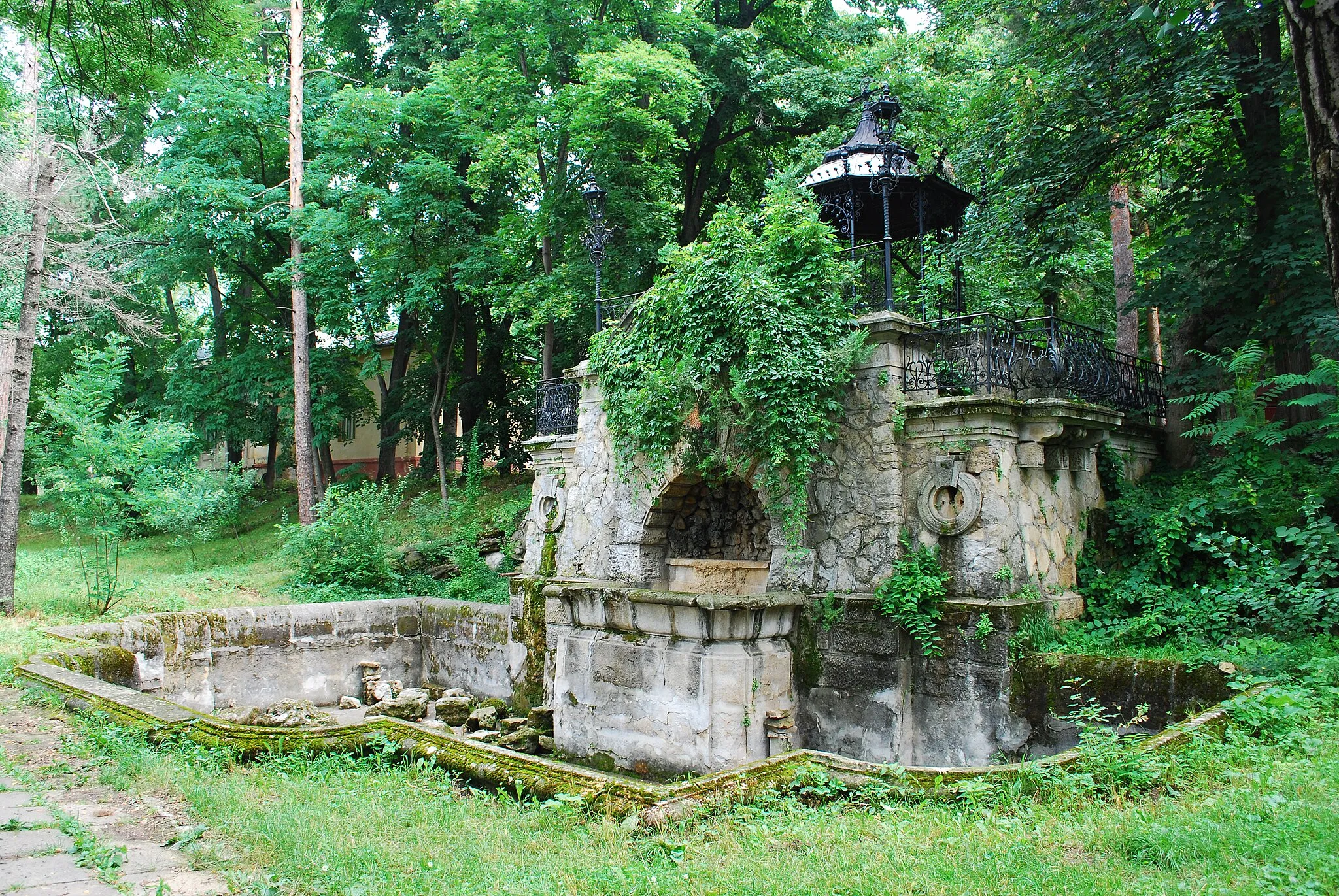 Photo showing: A fountain in the Monteoru villa yard in Sărata Monteoru, Buzău County, Romania